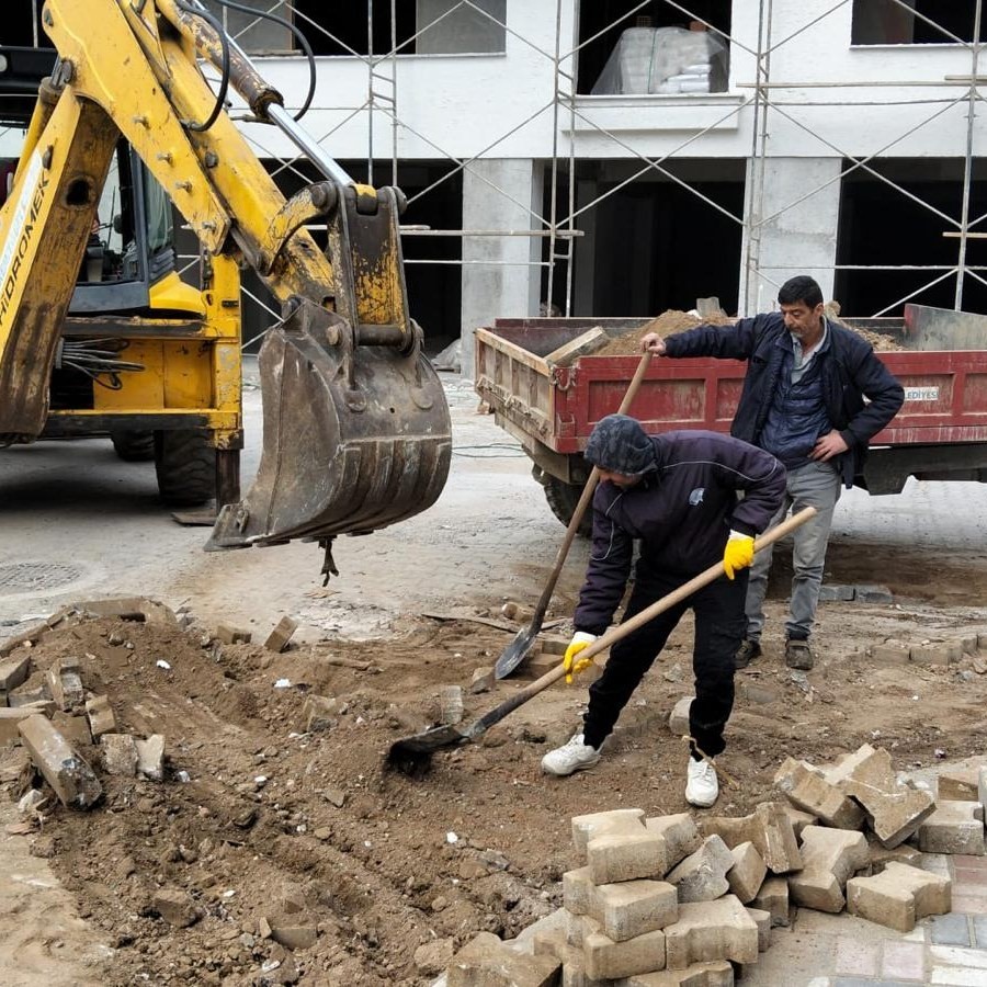 Edremit Belediyesi Altınkum’da ve Kadıköy’de yolları yeniliyor