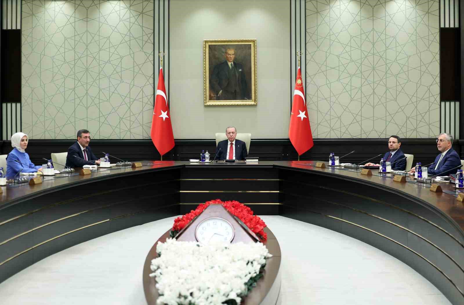 Kabine Toplantısı, Cumhurbaşkanı Recep Tayyip Erdoğan’ın başkanlığında Beştepe’de başladı.