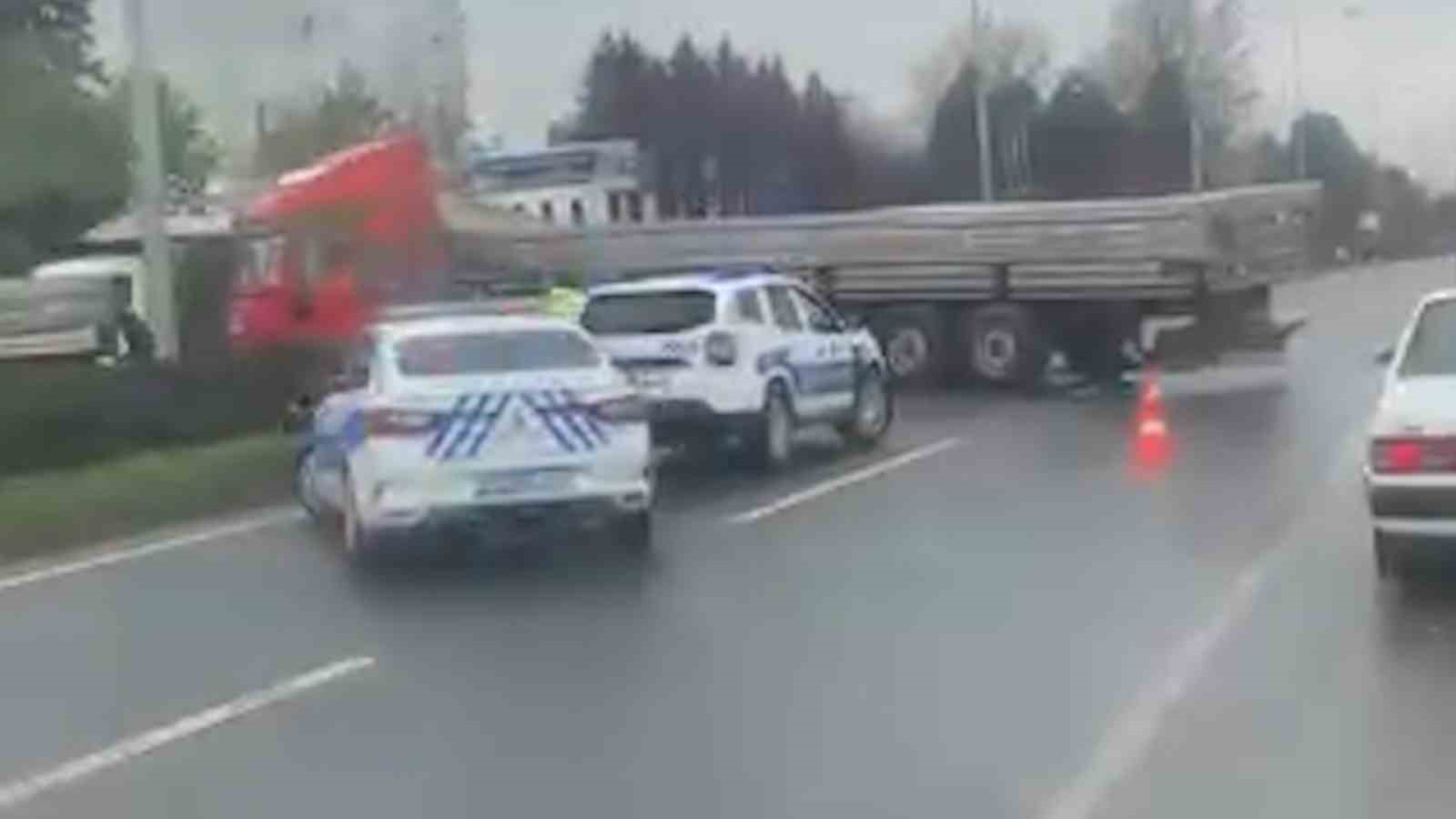 Bolu&rsquo;da D-100 kara yolunda tır makasladı
