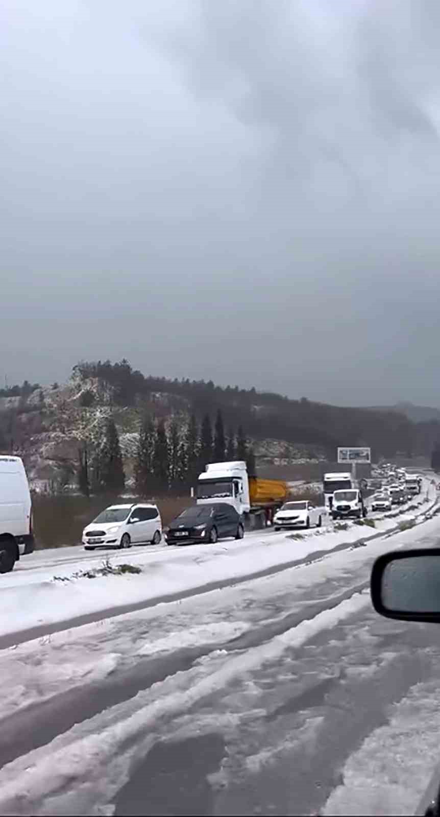 Yatağan-Milas kara yolu dolu yağışı sonrası beyaza büründü
