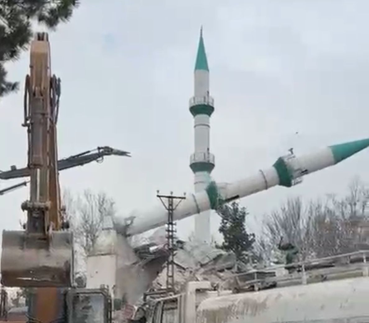 Malatya’da depremde hasar gören cami kontrollü şekilde yıkıldı