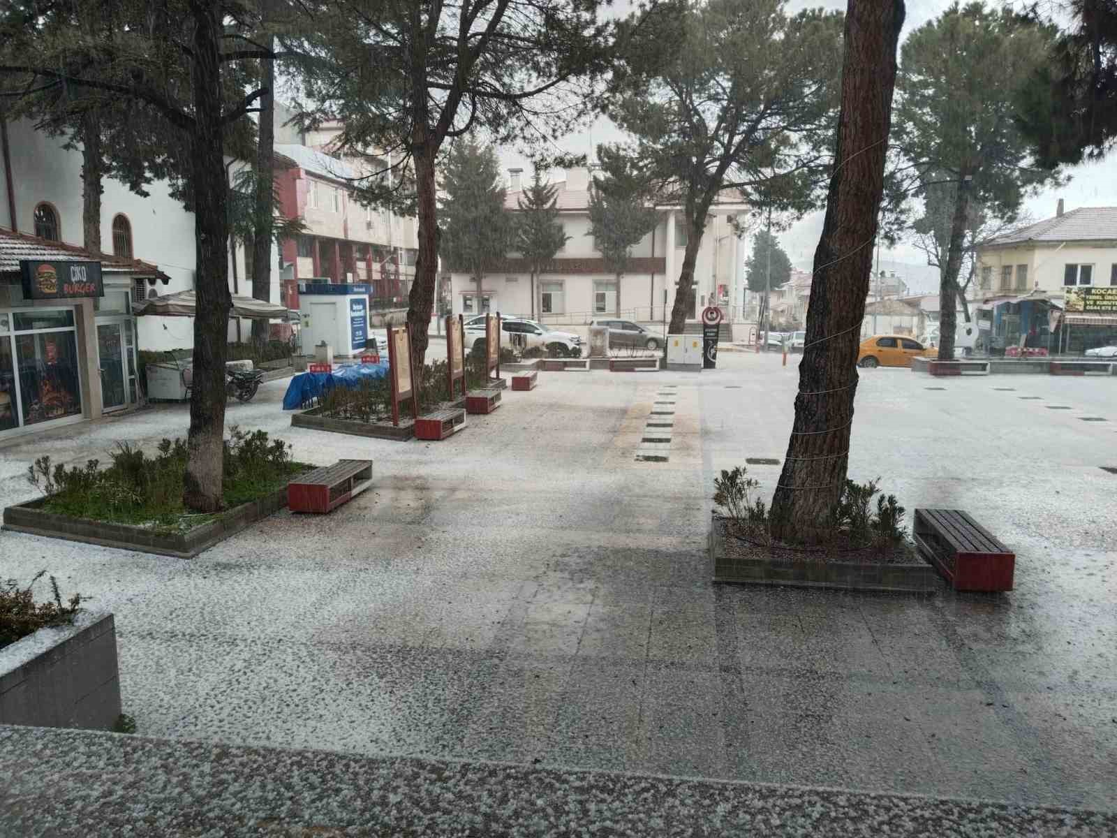 Çal’a Mart ayında kar düştü
