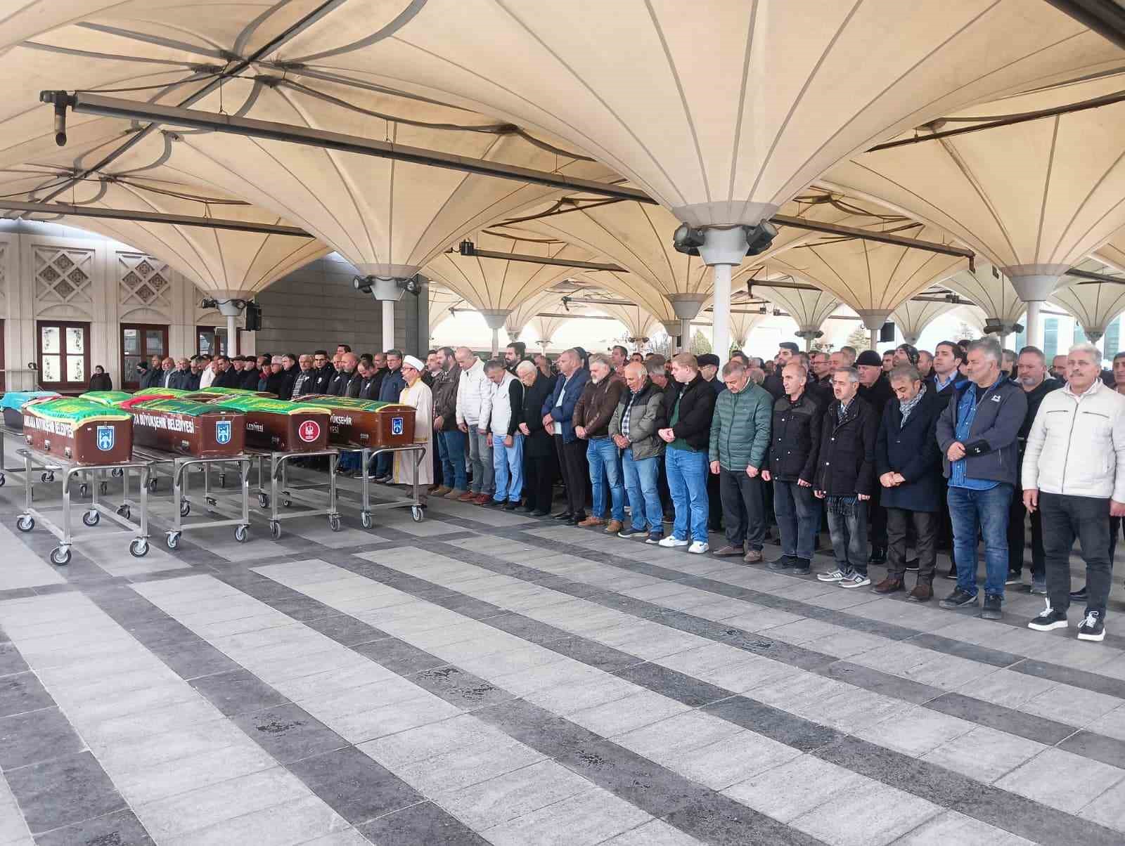 Ankara&rsquo;da gaz sızıntısından vefat eden baba ile kızı son yolcuğuna uğurlandı 