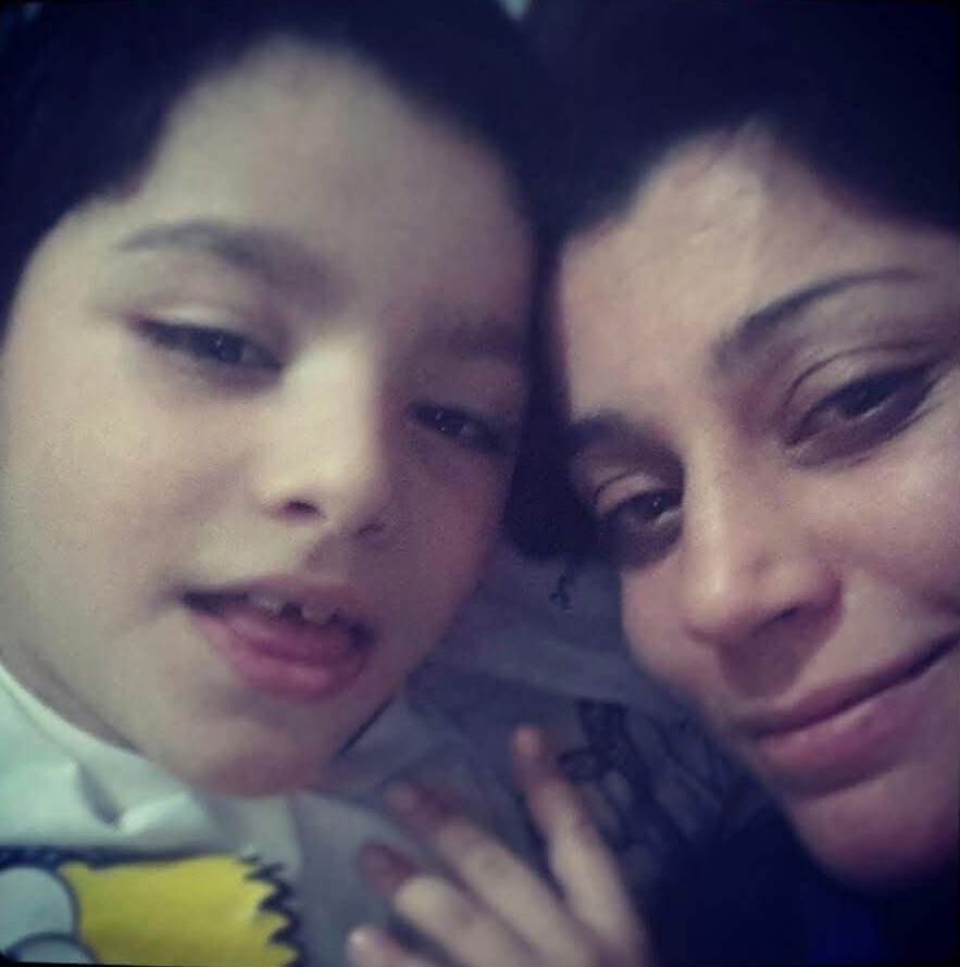 Spor salonunda fenalaşıp hastanede ölen hemşire 9 ay önce ölen oğlunun yanına defnedildi
