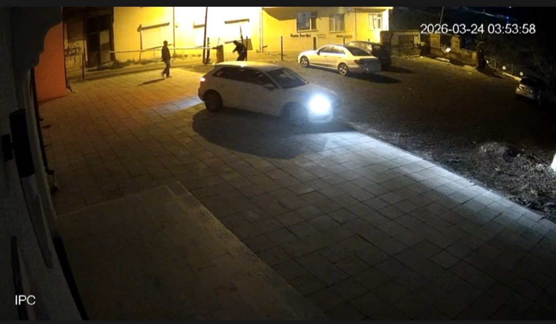 Tekirdağ&rsquo;da otomatik bariyeri kırarak otoparka girdiler: Olay g&uuml;venlik kamerasına yansıdı
