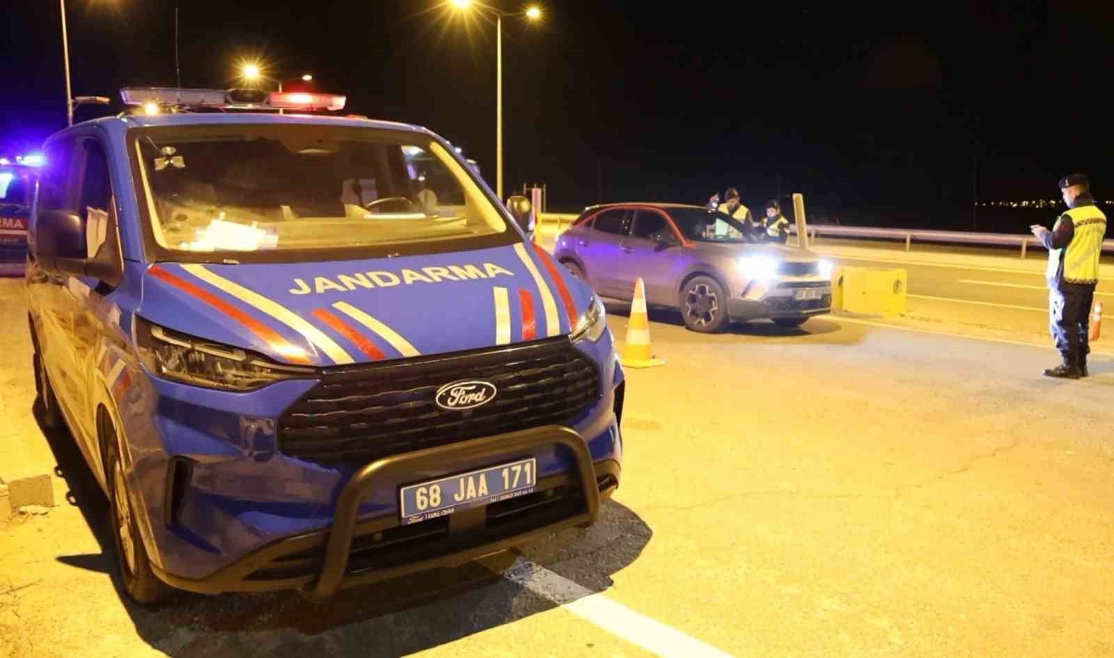 Aksaray&rsquo;da jandarma ekipleri uygulamalarını s&uuml;rd&uuml;r&uuml;yor
