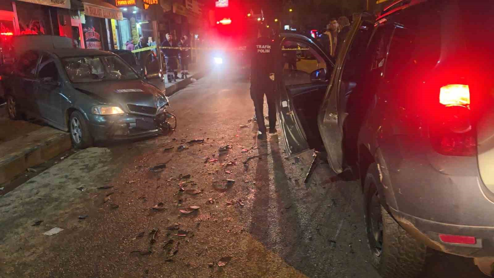 Elazığ&rsquo;da otomobiller &ccedil;arpıştı: 1&rsquo;i ağır 3 yaralı
