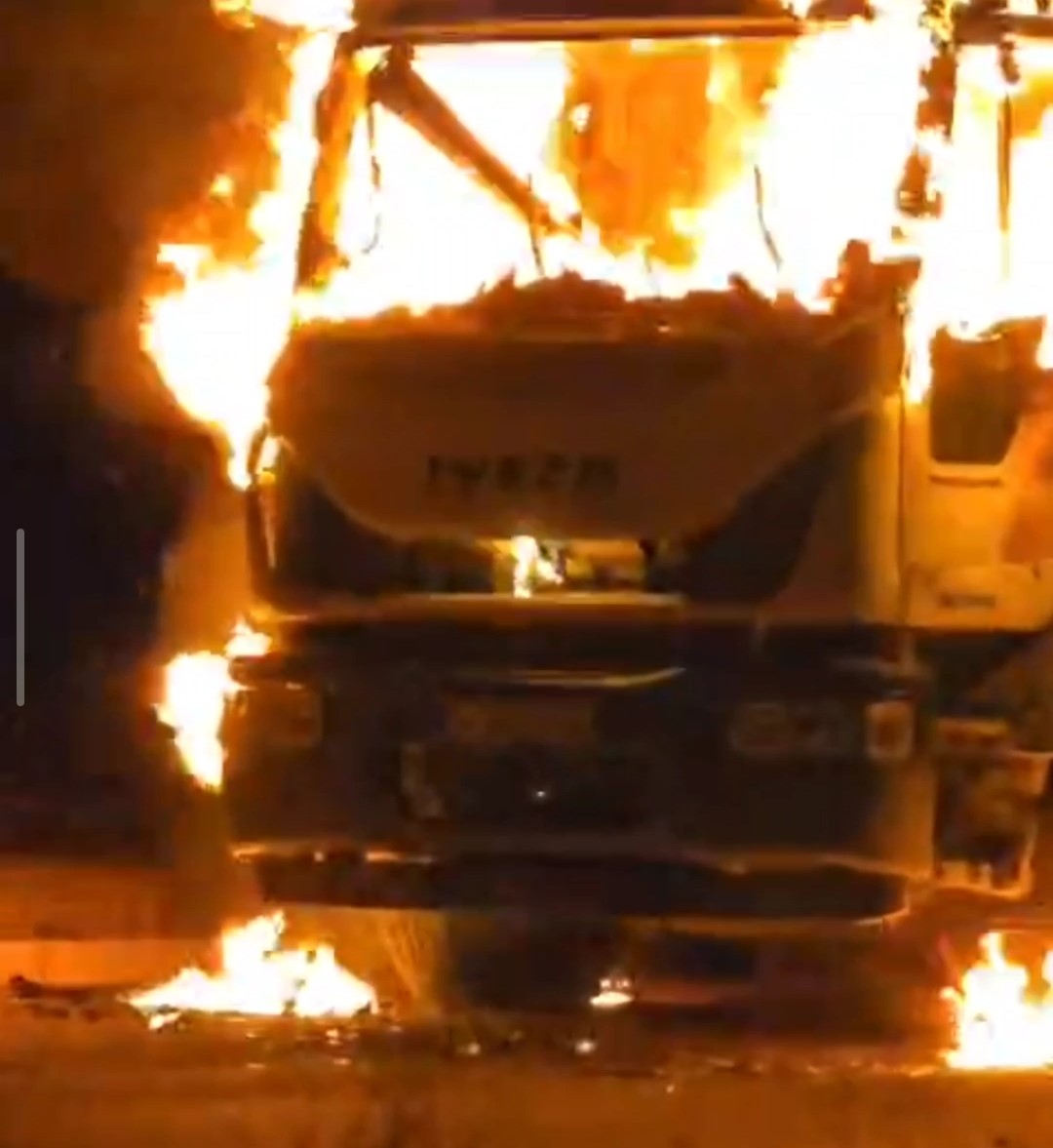 Van&rsquo;da &ccedil;&ouml;p kamyonu alev alev yandı
