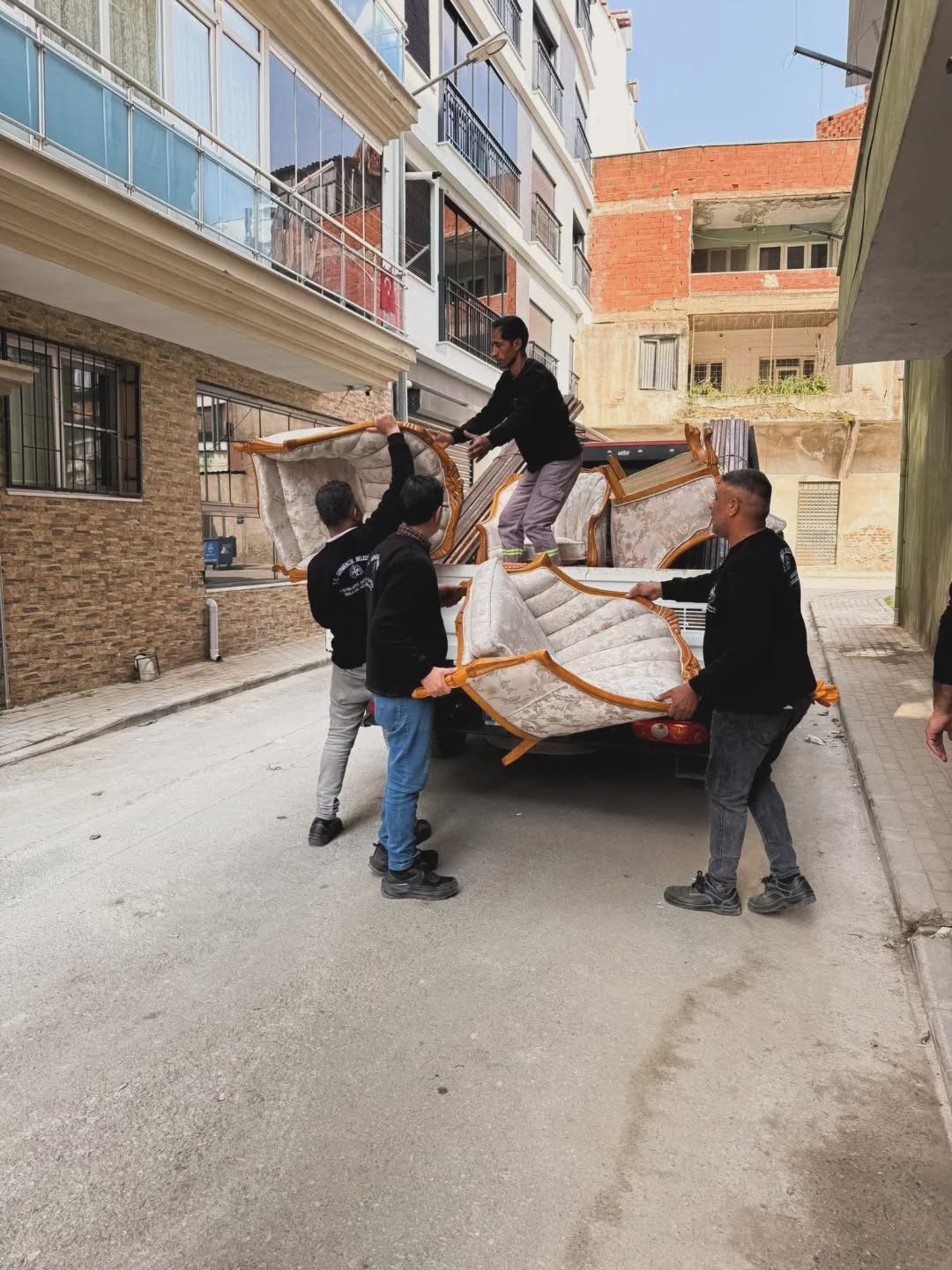 Germencik Belediyesi’nin ihtiyaç sahiplerine eşya desteği sürüyor