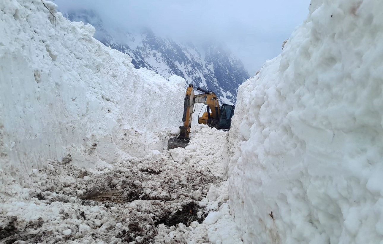 Y&uuml;ksekova&rsquo;da &ccedil;ığ meyve bah&ccedil;elerini yuttu: K&ouml;y yolu kar t&uuml;nelleriyle a&ccedil;ılıyor
