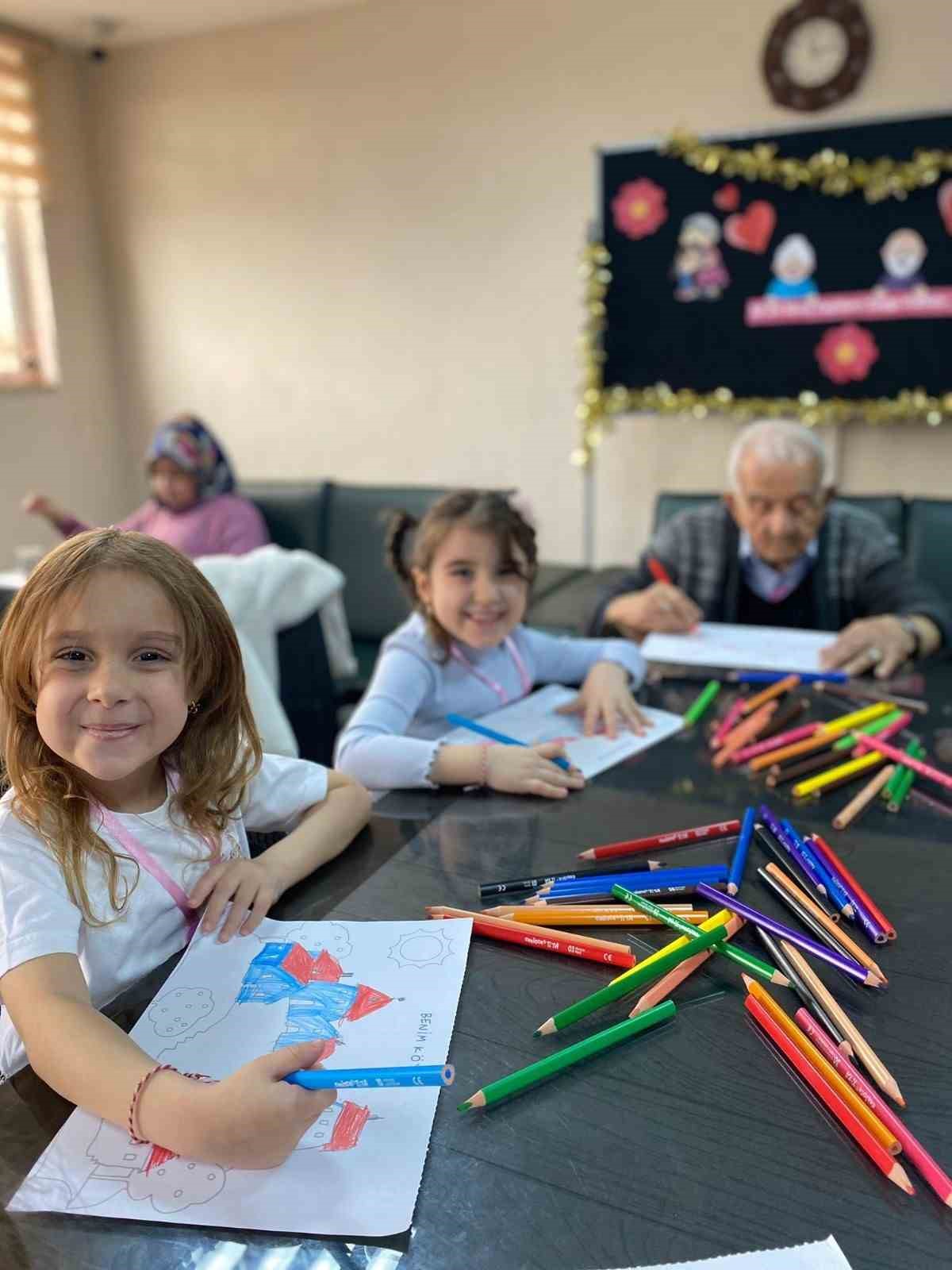 &Ccedil;ocuklardan b&uuml;y&uuml;klerine huzurevinde ziyaret
