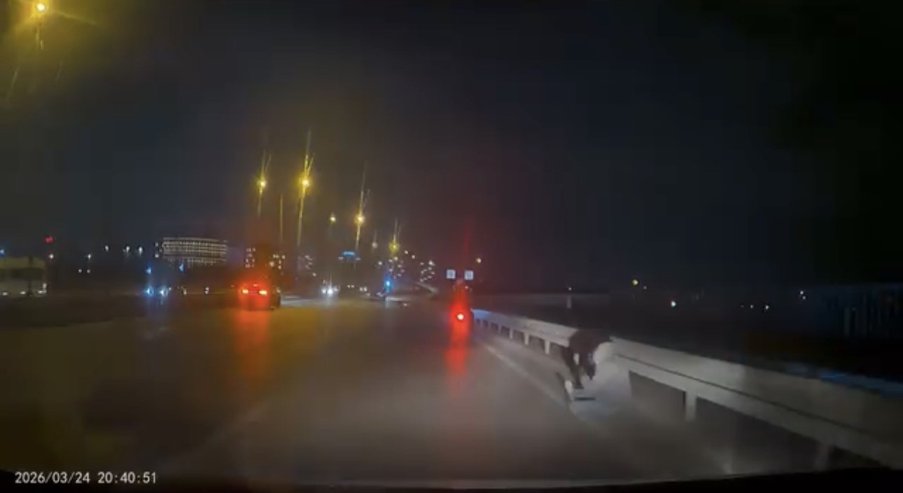 Bursa&rsquo;da motosiklet kazası kamerada : S&uuml;r&uuml;c&uuml; yola b&ouml;yle savruldu
