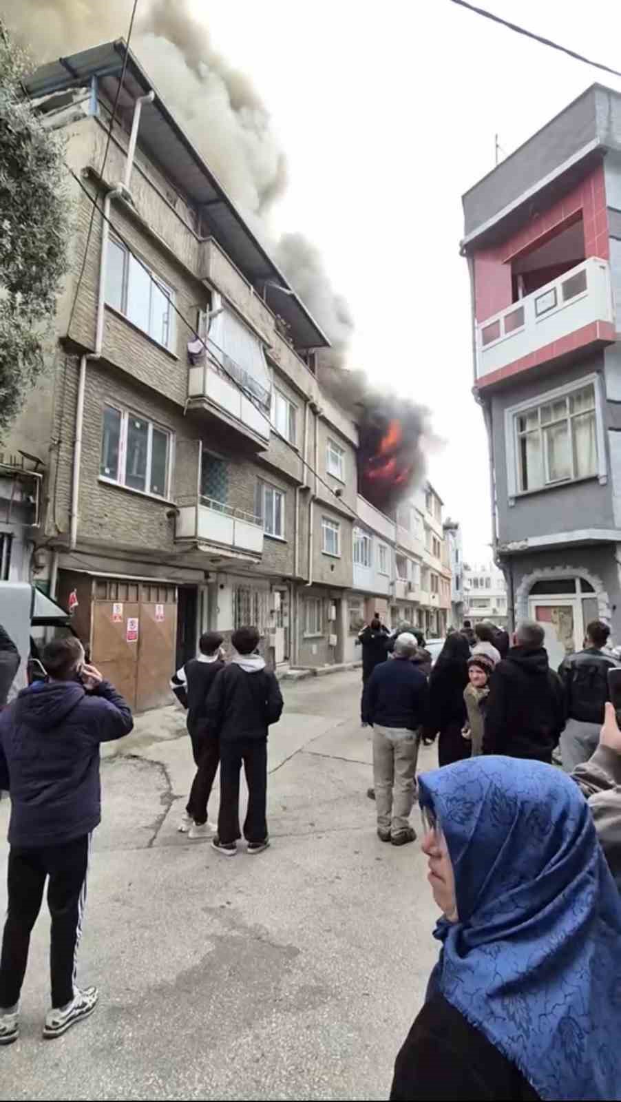 Bursa&rsquo;da binanın &ccedil;atısı alevlere teslim oldu

