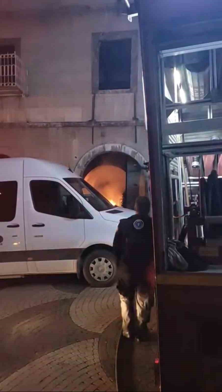 Bursa&rsquo;da tarihi binada &ccedil;ıkan yangın s&ouml;nd&uuml;r&uuml;ld&uuml;
