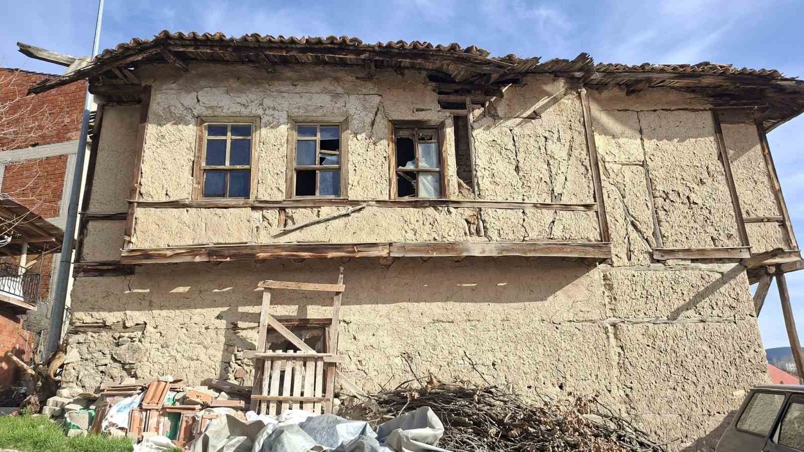 Hisarcık&rsquo;ta k&uuml;lt&uuml;r varlığı stat&uuml;s&uuml;ndeki binalar risk oluşturuyor
