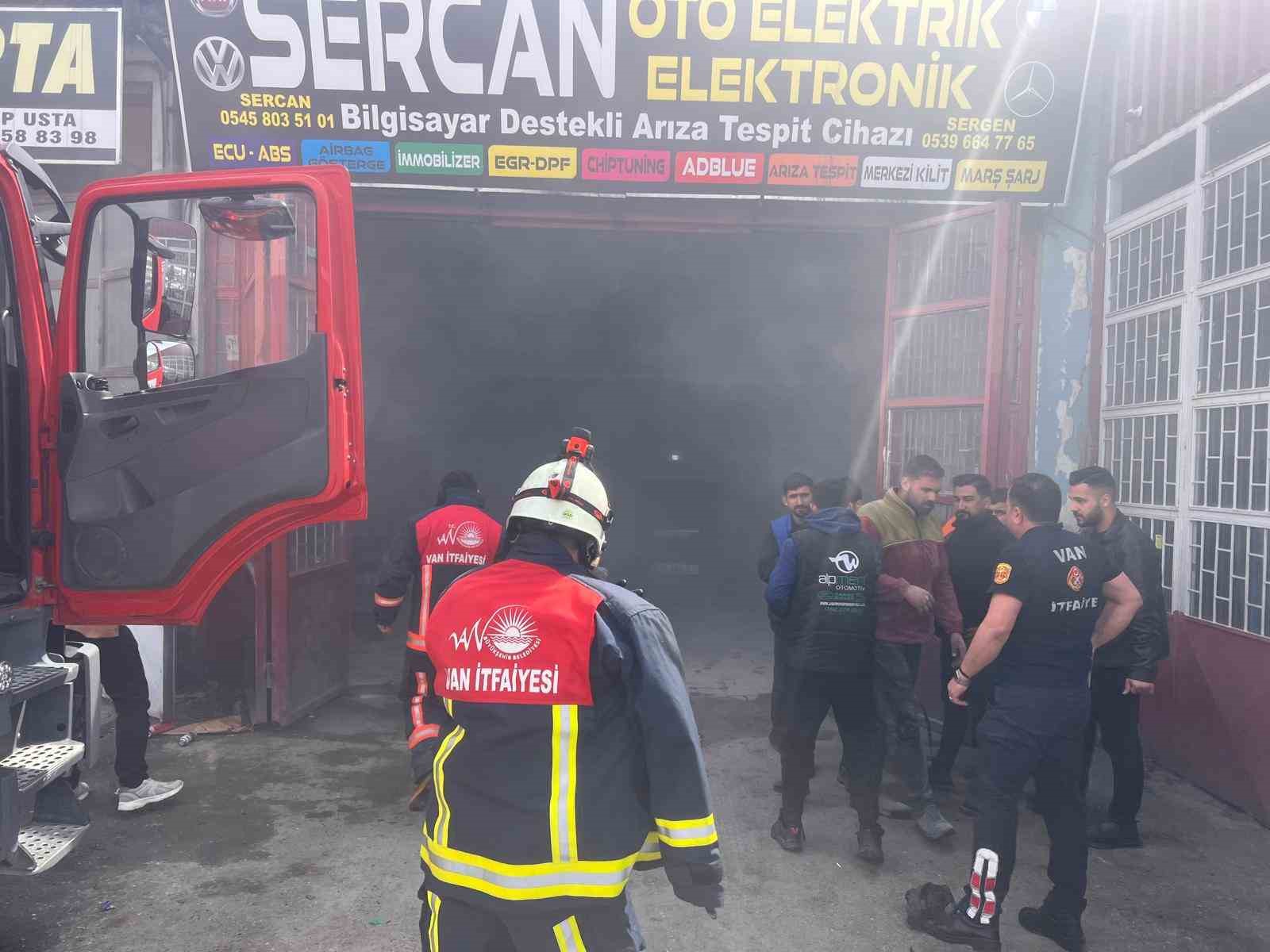 Van oto sanayisinde otomobil yangını
