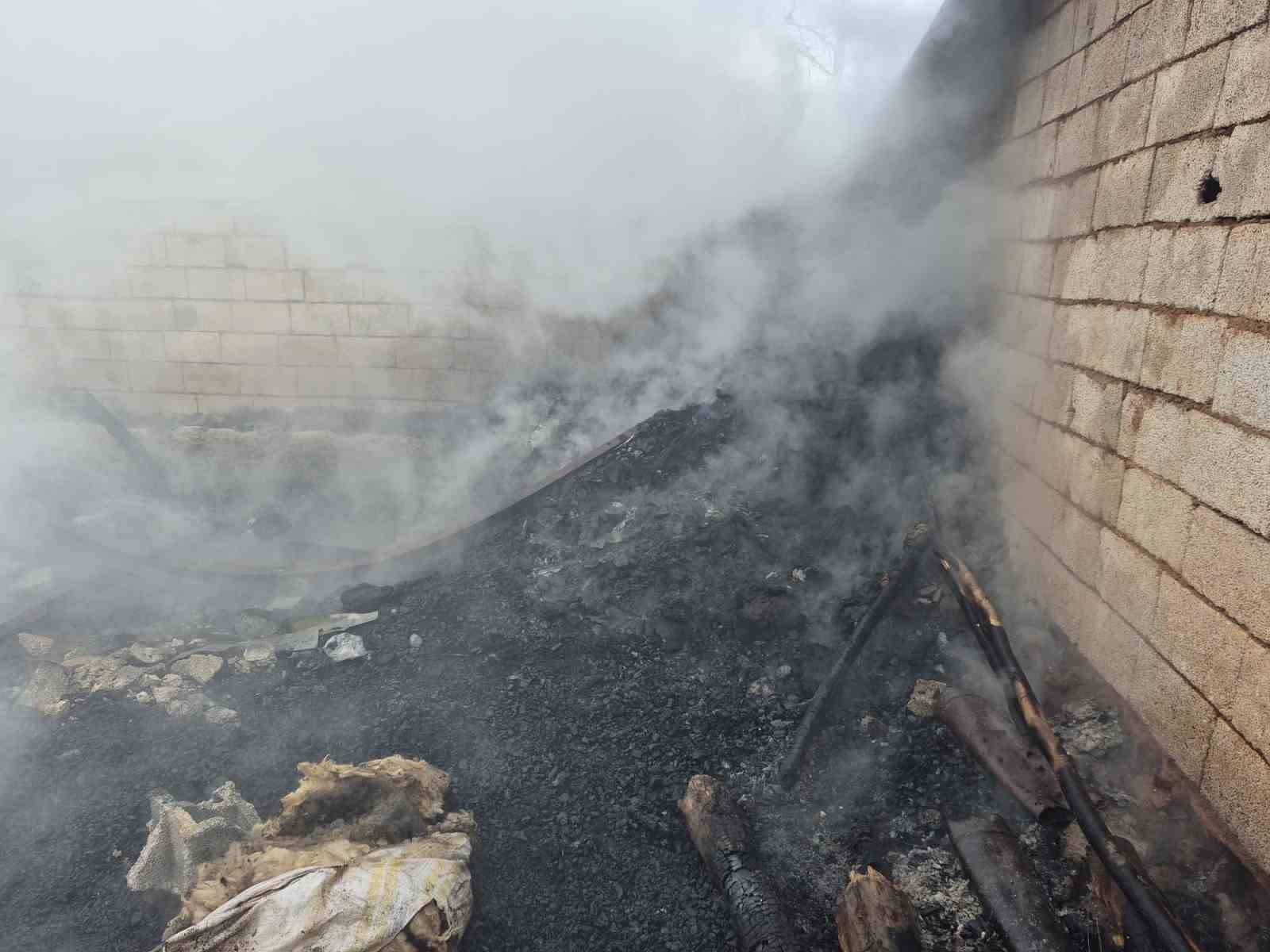 Er&ccedil;iş&rsquo;te ahır ve odunluk yangını
