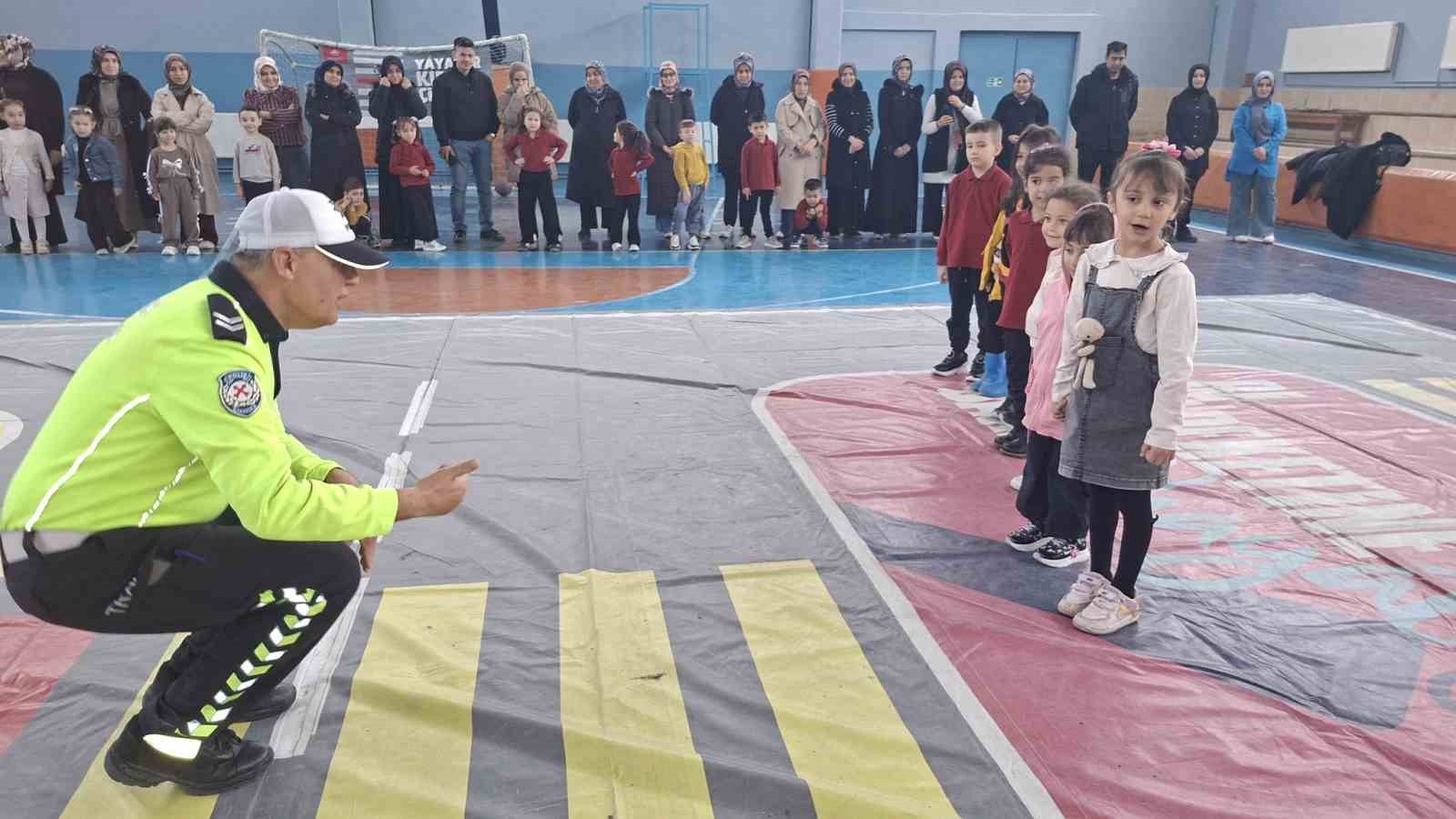 Hisarcık&rsquo;ta &ouml;ğrencilere uygulamalı ve teorik trafik eğitimi
