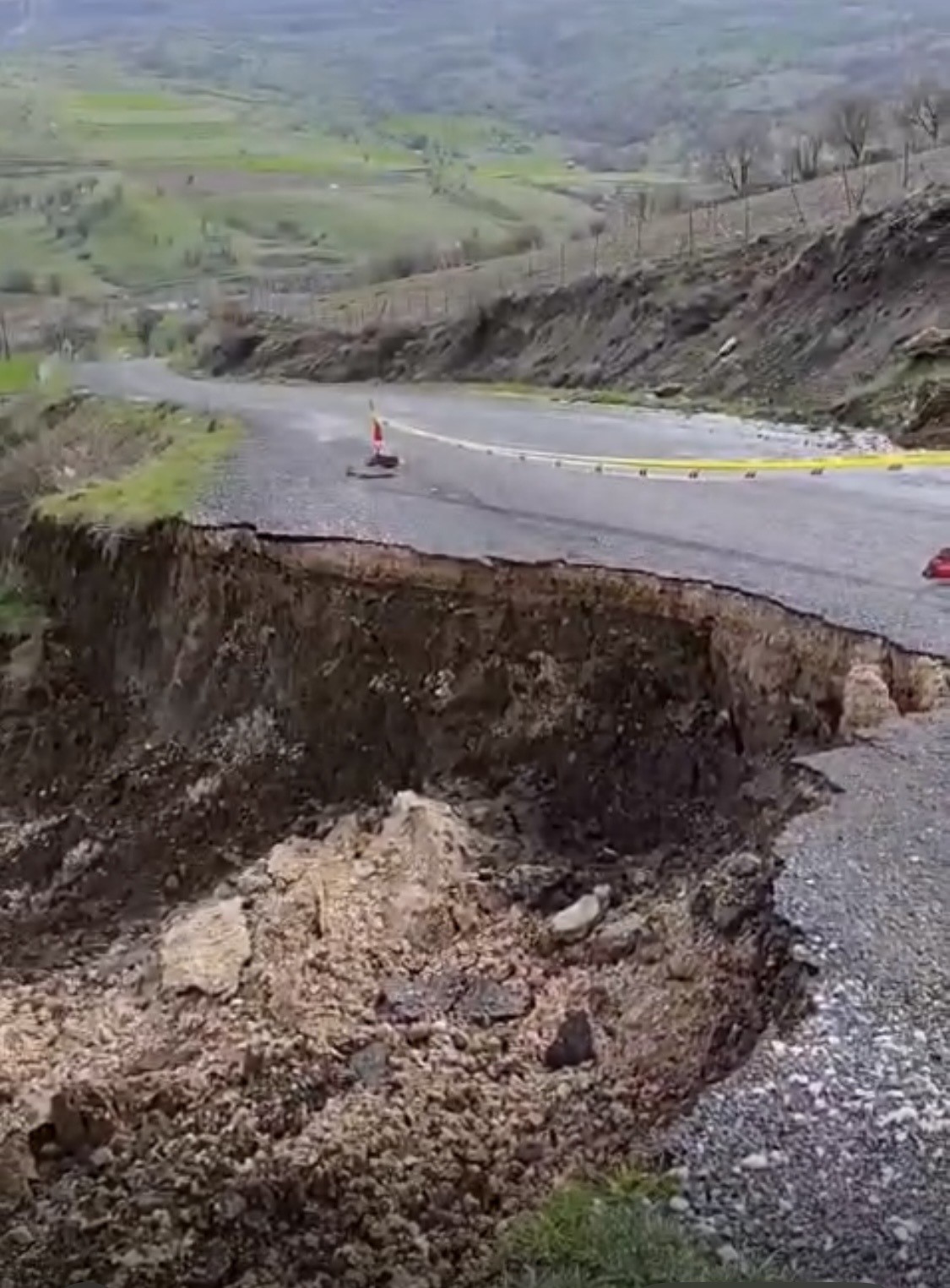 Çermik’te yolda çökme meydana geldi