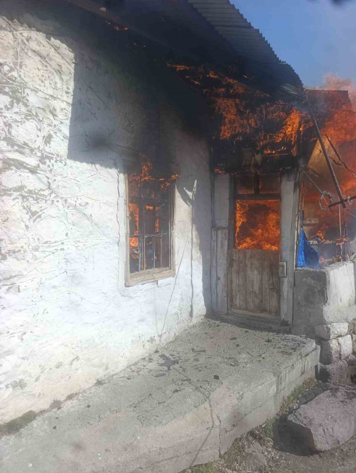 K&ouml;y evinde korkutan yangın
