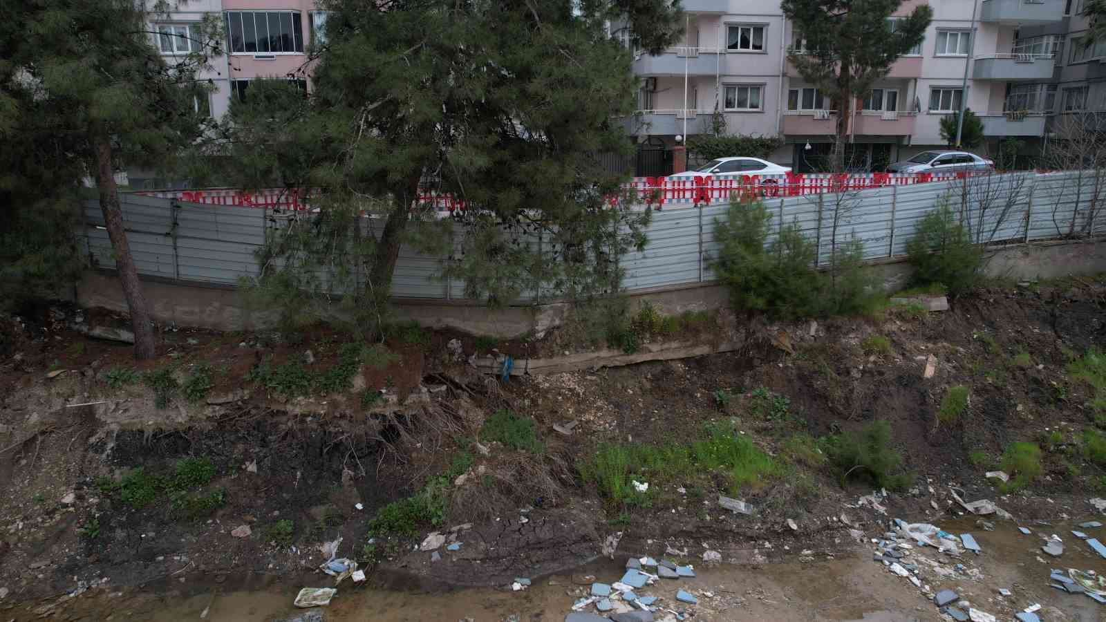 Bursa&rsquo;da hafriyat &ccedil;alışmasında yola zarar verdiler
