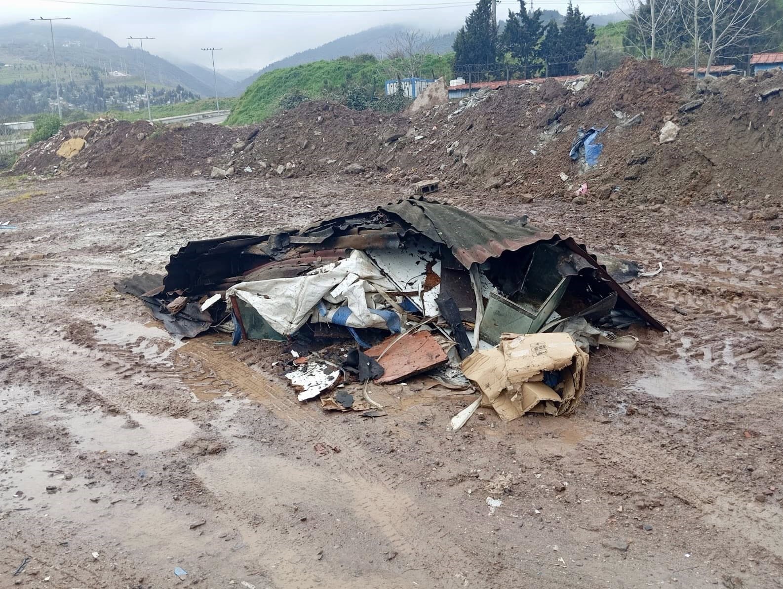 Atığını sokağa atan s&uuml;r&uuml;c&uuml;ye fotokapan takibi
