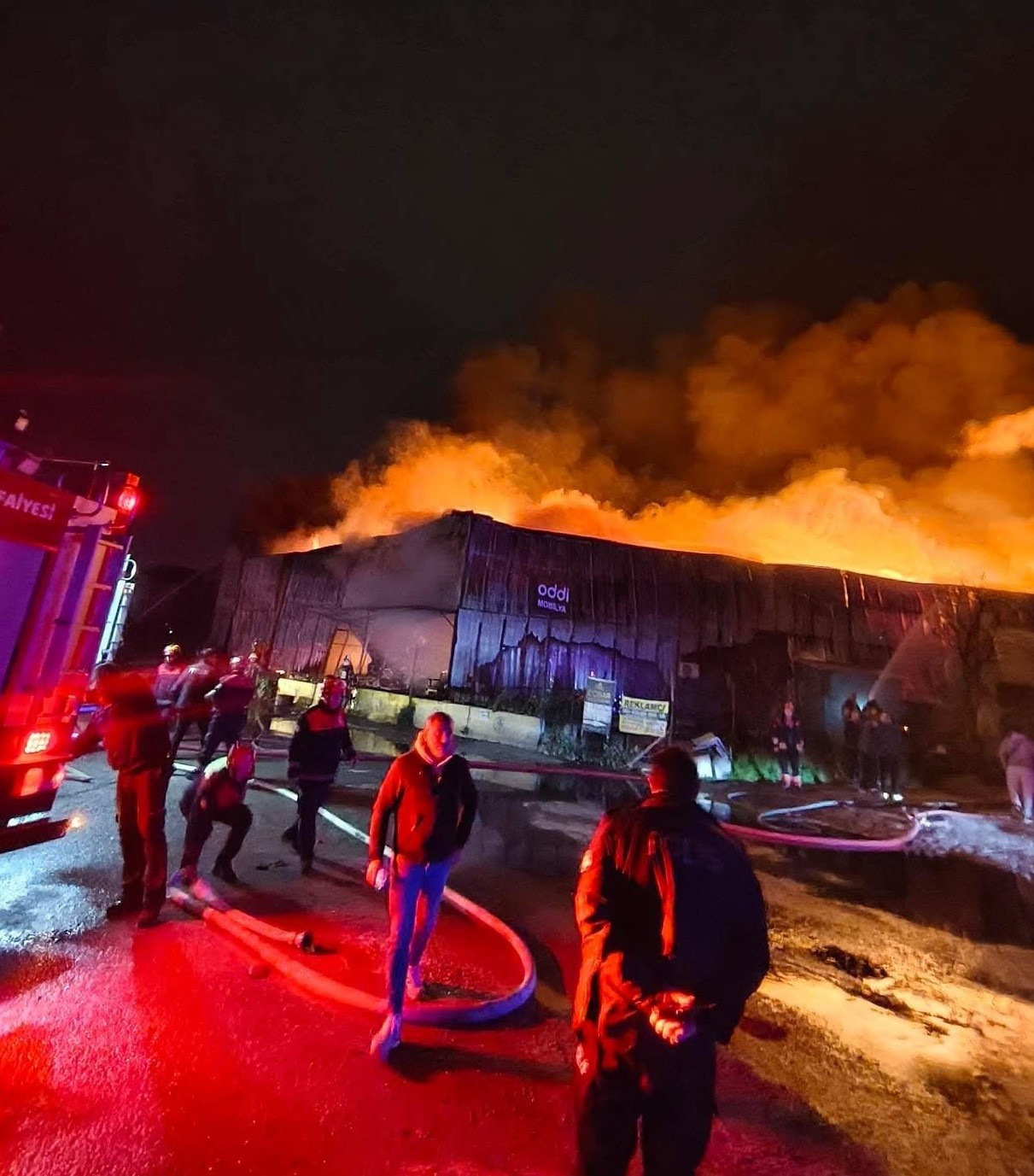 İzmir&rsquo;de mobilya fabrikasında yangın
