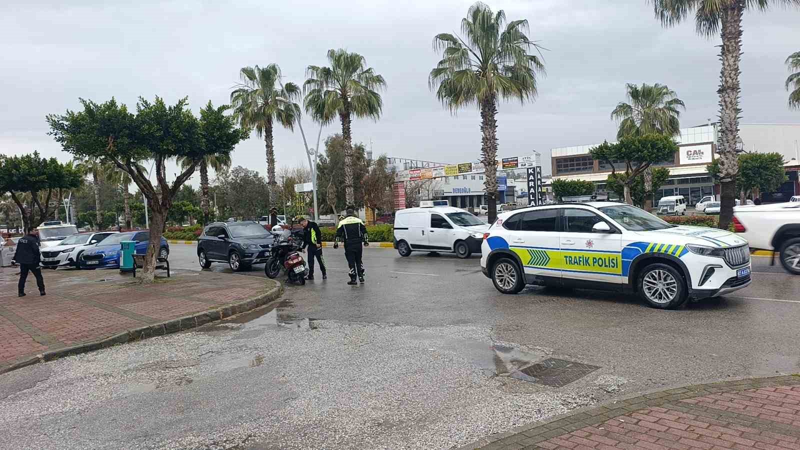 Elektrikli bisiklet s&uuml;r&uuml;c&uuml;s&uuml;n&uuml; yola savuran kaza kamerada
