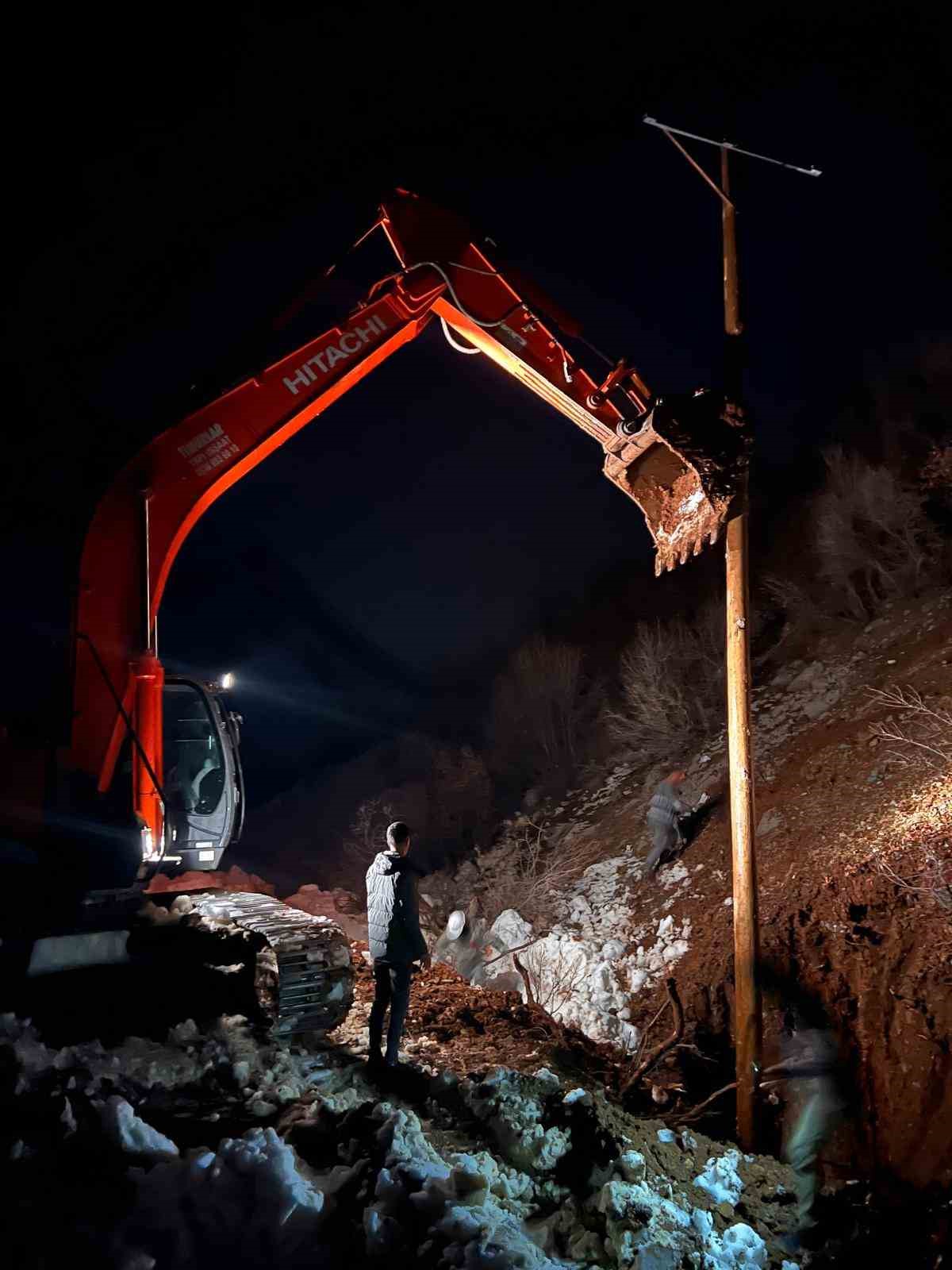 &Ccedil;ığ vurdu, devlet ve ilgili kurumlar &ccedil;alışma başlattı, Beşağa&ccedil; k&ouml;y&uuml; karanlıktan kurtarıldı
