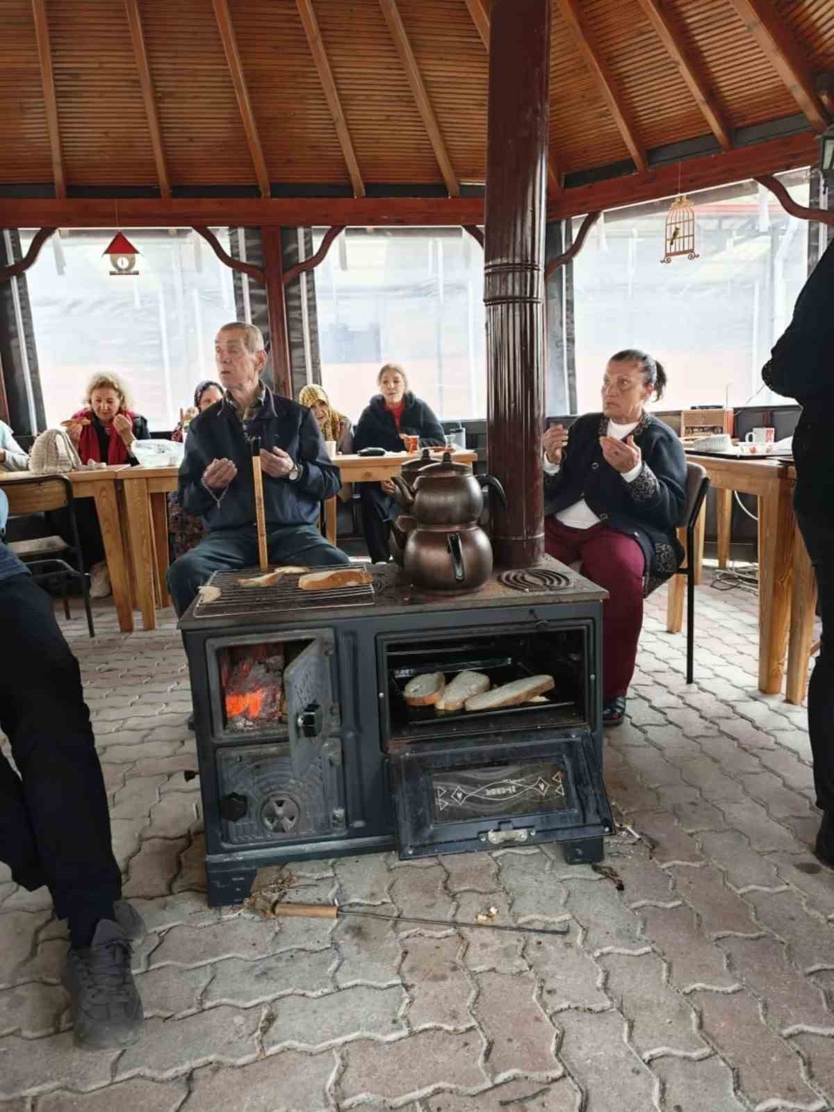 Bilecik&rsquo;te Yaşlılara Saygı Haftası&rsquo;nda &lsquo;Sal&ccedil;alı Ekmek&rsquo; etkinliği
