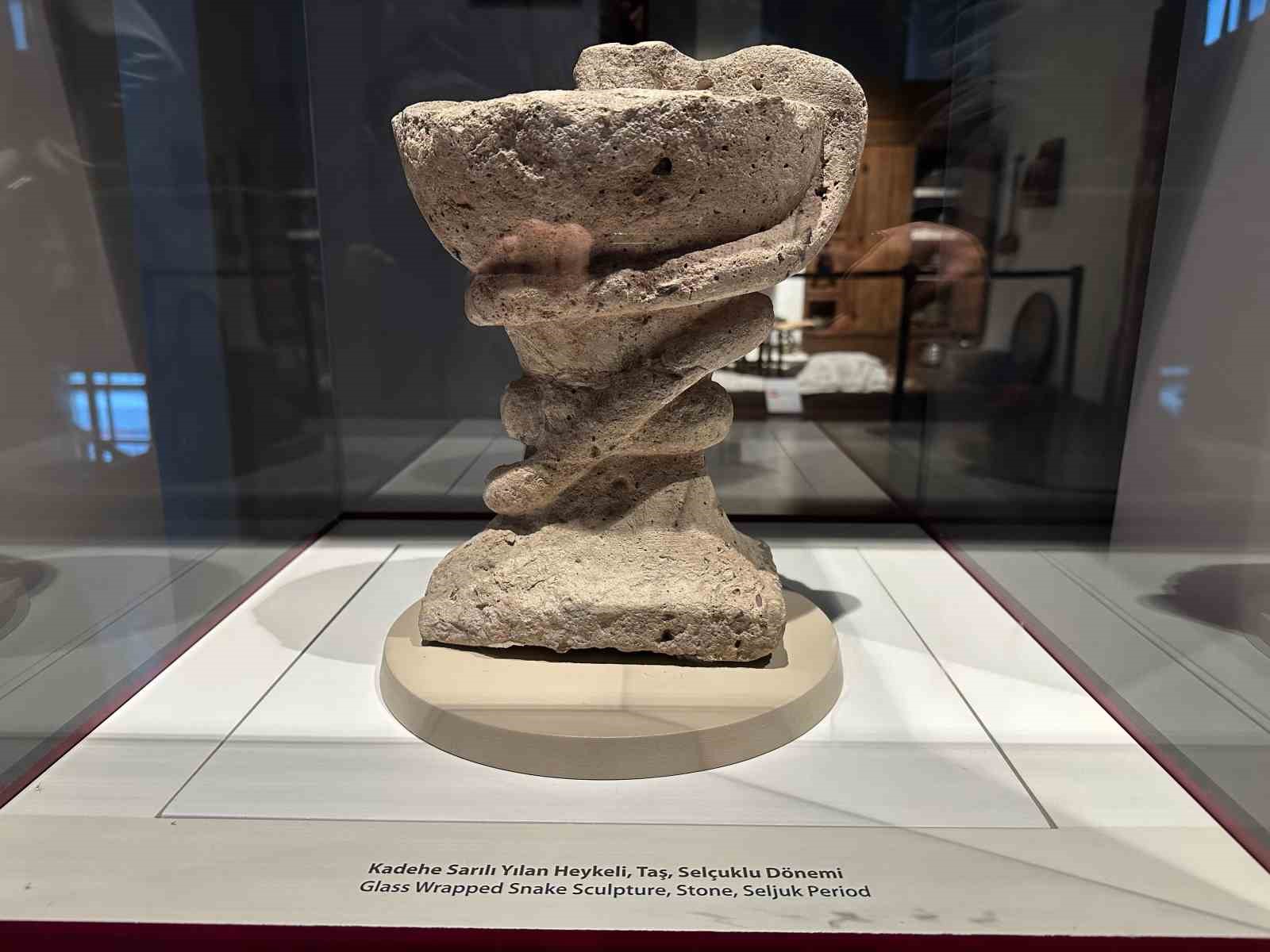 Eczacılık ve sağlığın sembol&uuml; sayılan 791 yıllık kadehe sarılı yılan heykeli bu m&uuml;zede sergileniyor
