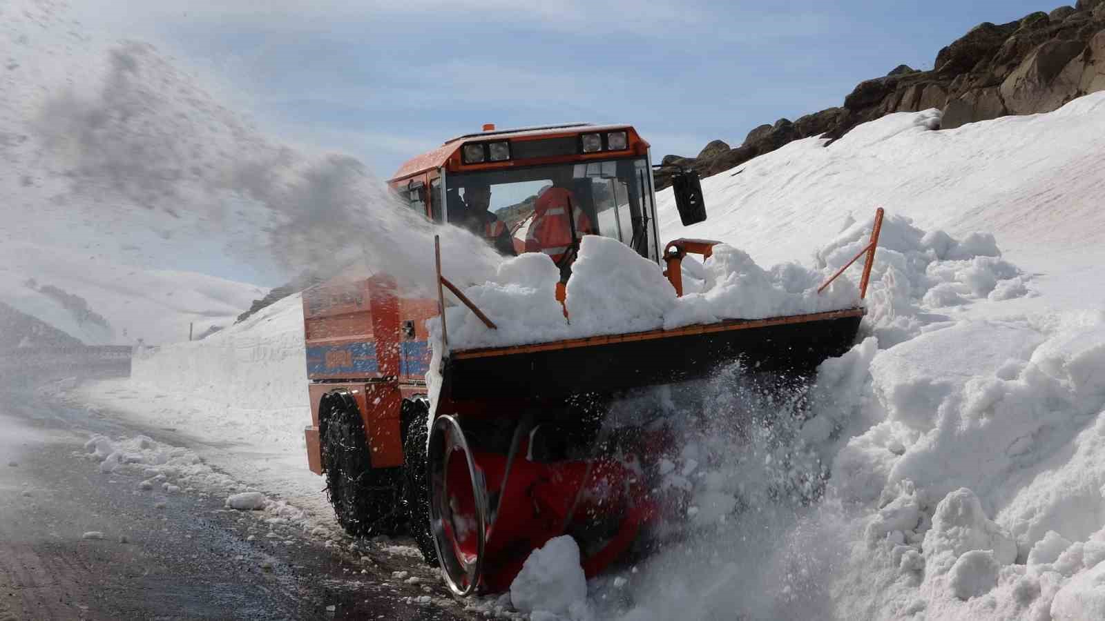 Kar ve tipi nedeniyle 4 aydır ulaşıma kapanan yol a&ccedil;ılıyor
