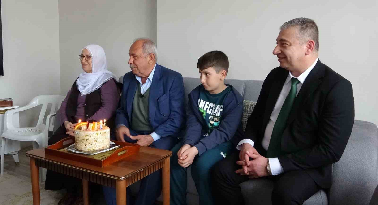 Yaşlı &ccedil;ift, &ccedil;ocukların getirdiği pasta ile Yaşlılar Haftası&rsquo;nı kutladı
