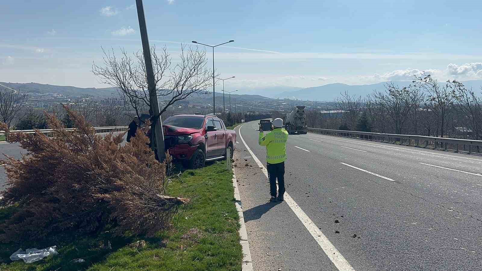 Elazığ&rsquo;da kamyonet direğe &ccedil;arptı: 1 yaralı
