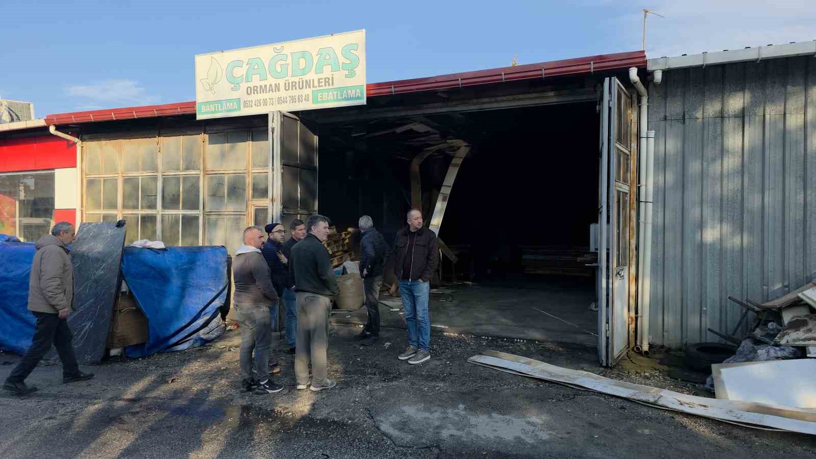 Edirne Sanayi Sitesi&rsquo;ndeki korkutan yangındaki hasarın boyutu g&uuml;n ağarınca ortaya &ccedil;ıktı
