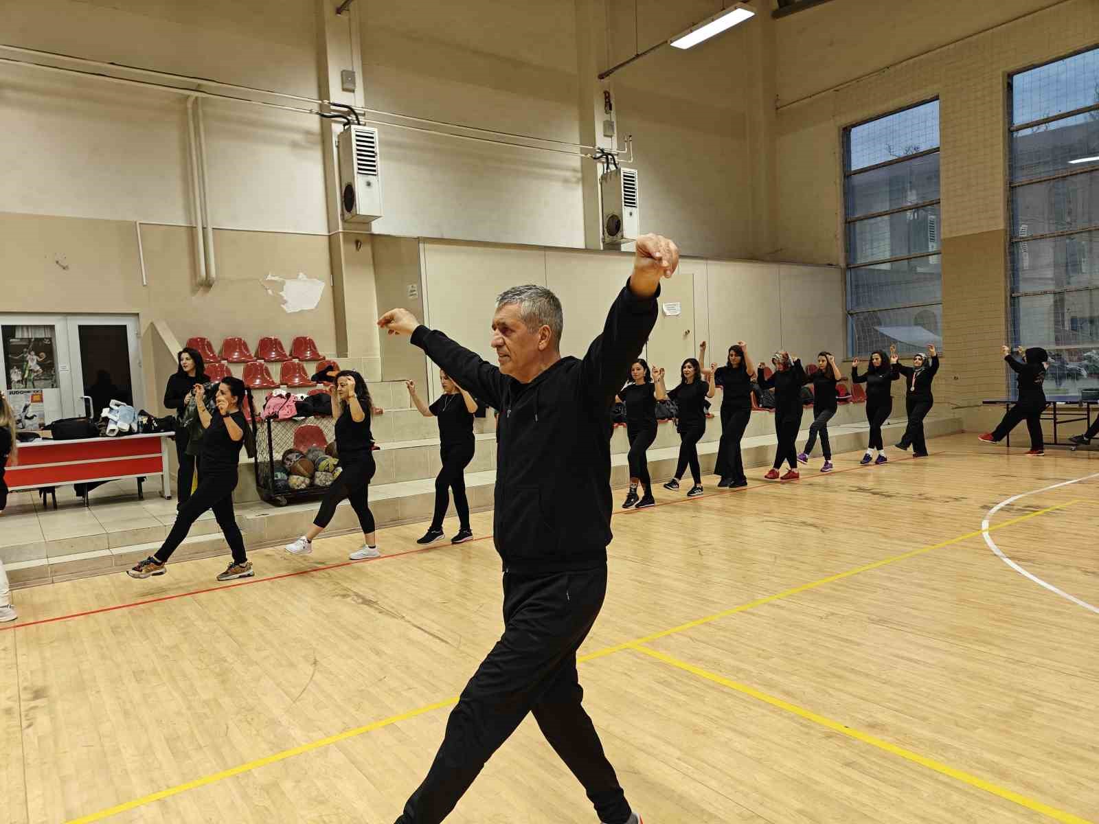 &Ouml;ğretmen &ouml;ğretmenlere ders verdi, T&uuml;rkiye&rsquo;de ilki ger&ccedil;ekleştirdi
