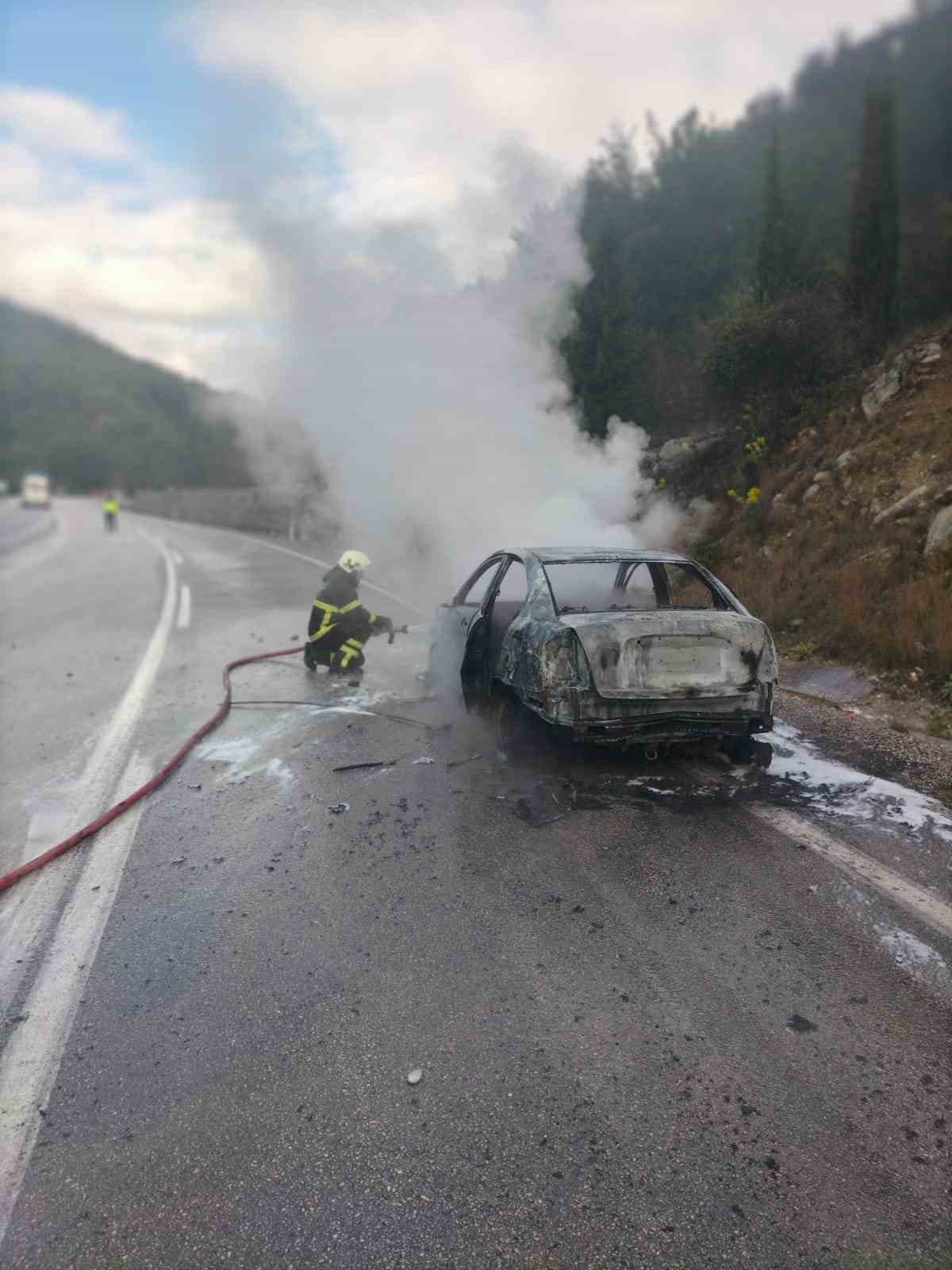 Seyir halindeyken yanan ara&ccedil; kullanılmaz hale geldi
