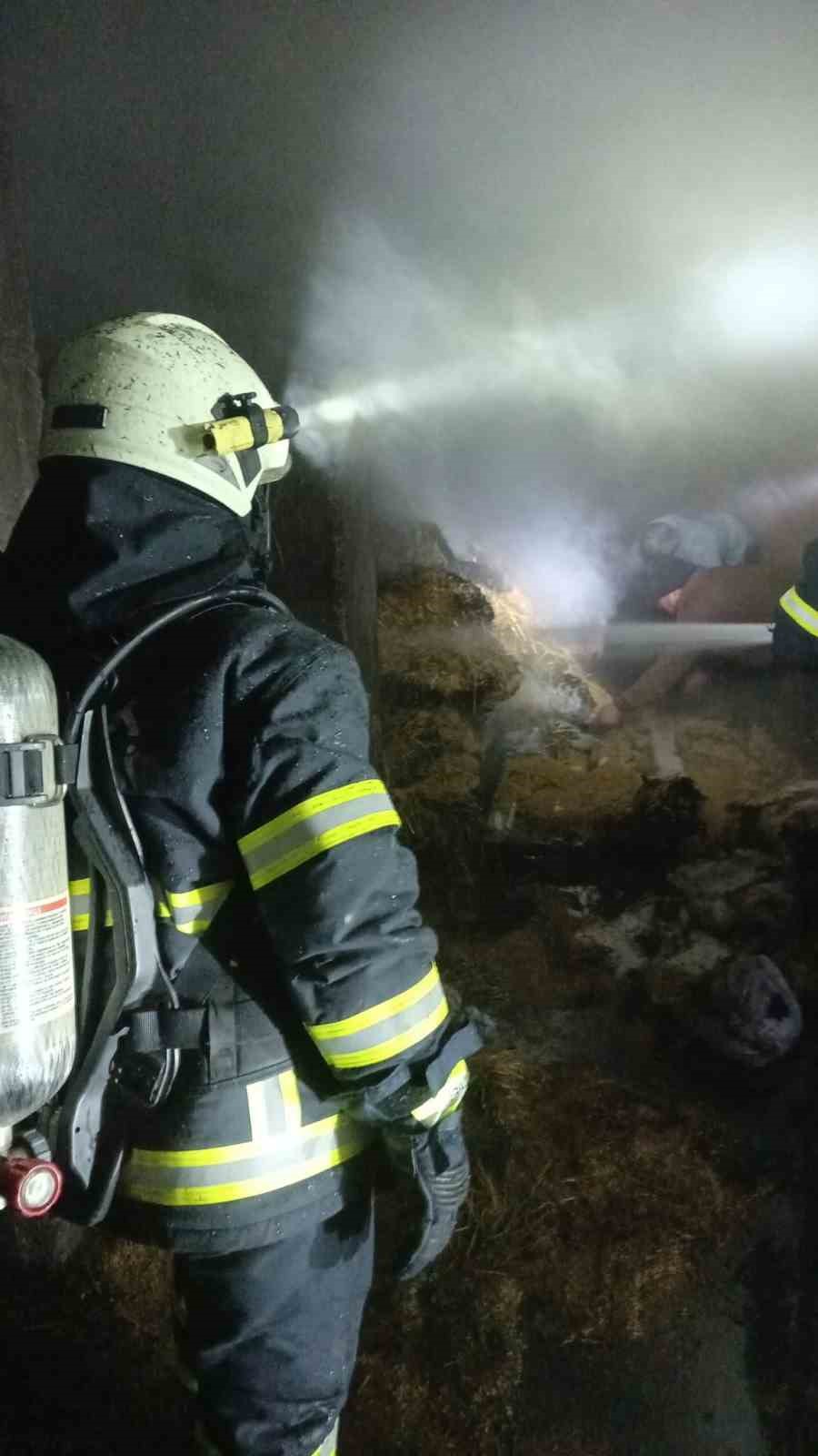 Burdur’da evin altında bulunan saman balyaları yandı