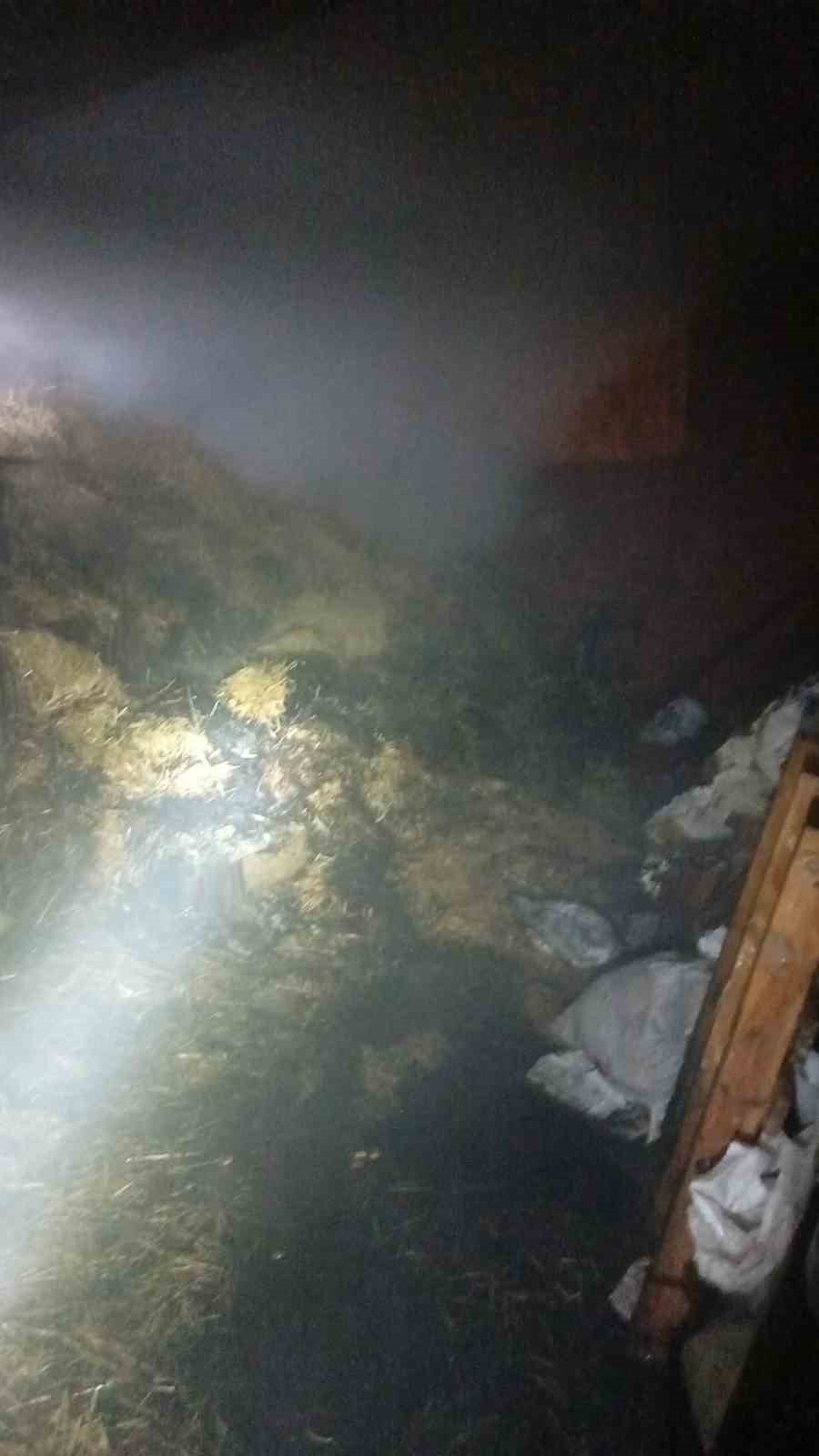 Burdur&rsquo;da evin altında bulunan saman balyaları yandı
