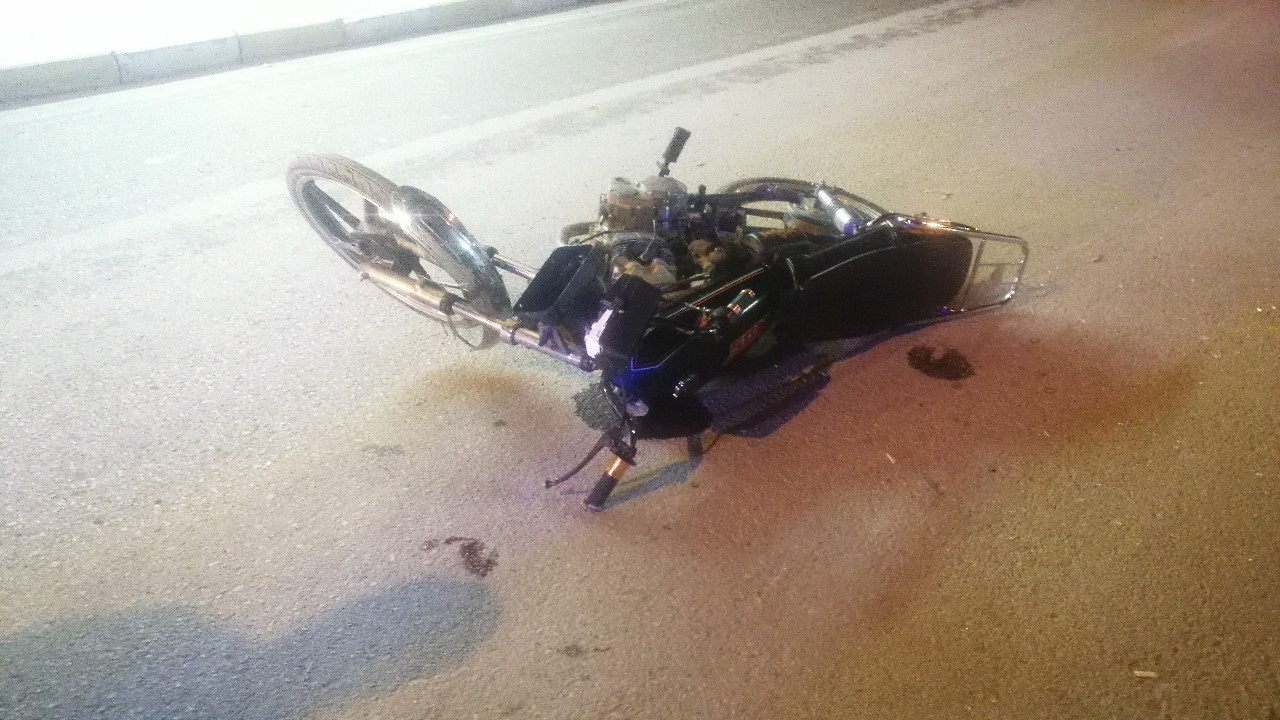 14 yaşındaki motosiklet s&uuml;r&uuml;c&uuml;s&uuml;n&uuml;n akrobasi tutkusu kazaya neden oldu: 2 yaralı
