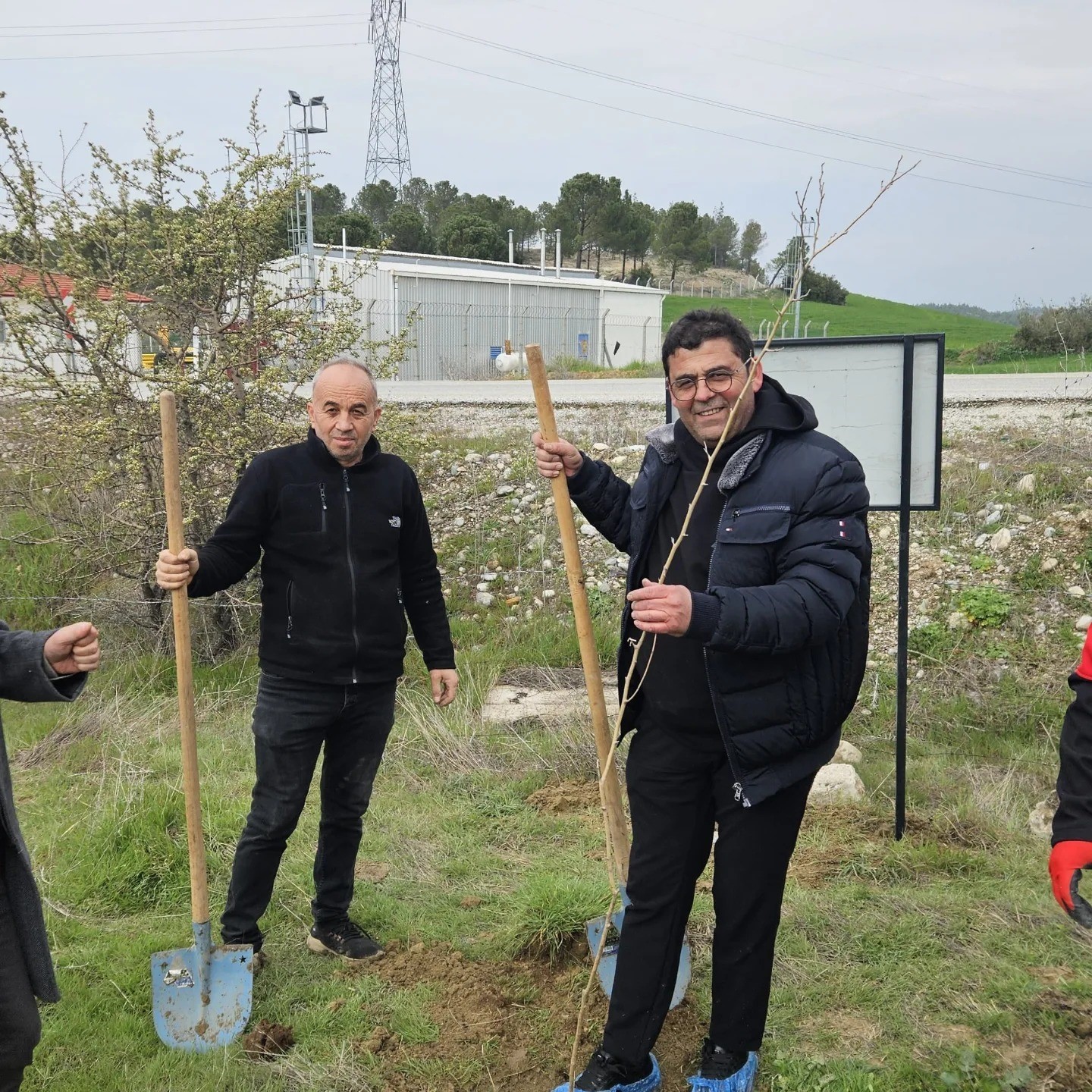 CHP&rsquo;li başkandan galoşlu fidan dikimi
