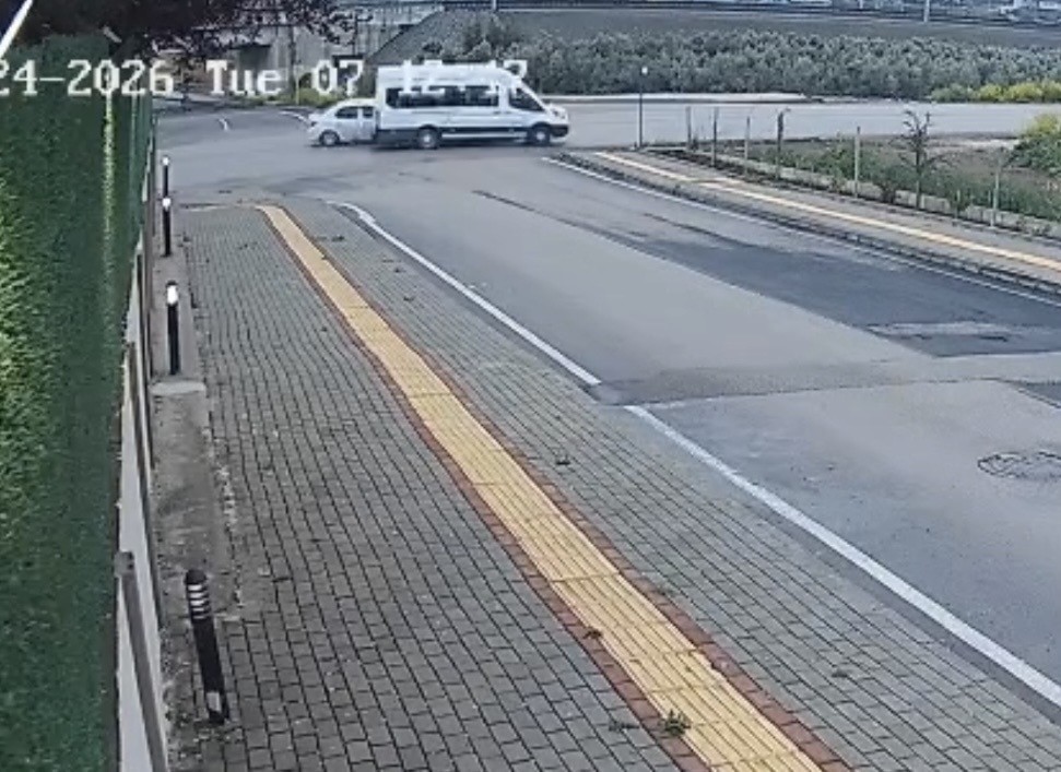 Osmaniye&rsquo;de alt ge&ccedil;itte kaza kamerada: Otomobil ile minib&uuml;s &ccedil;arpıştı
