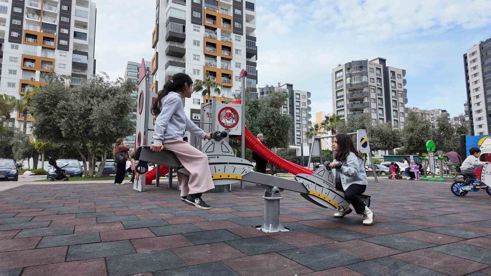 Mezitli&rsquo;de parklar yenileniyor, yaşam alanları g&uuml;&ccedil;leniyor

