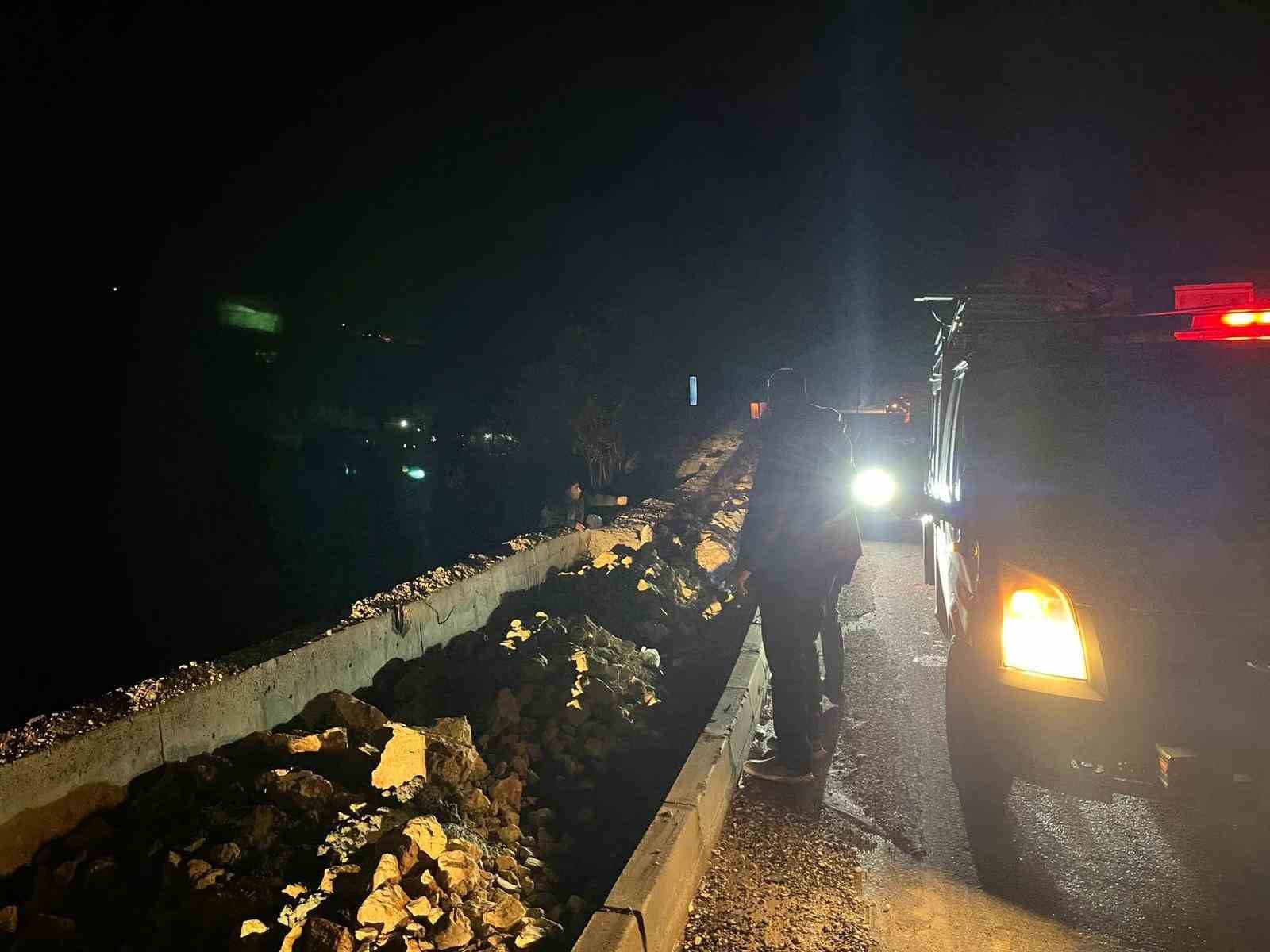 K&ouml;pr&uuml;den atlamak isteyen şahıs 4 saat sonra ikna edilebildi
