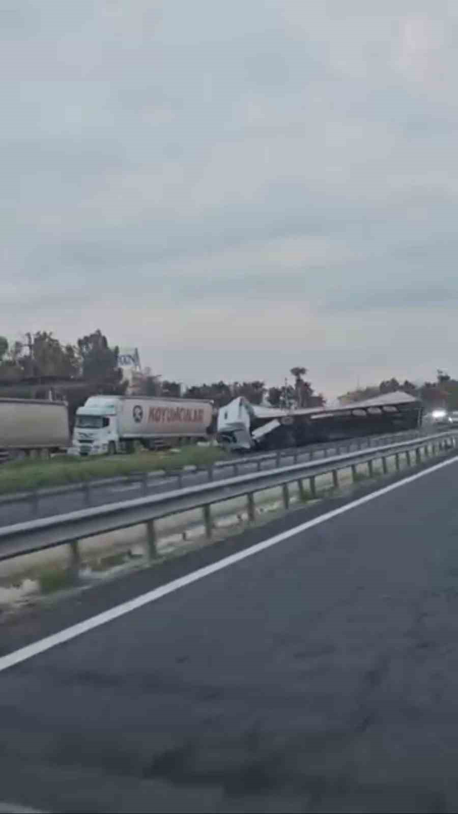 Mardin&rsquo;de karton y&uuml;kl&uuml; tır devrildi: 1 yaralı
