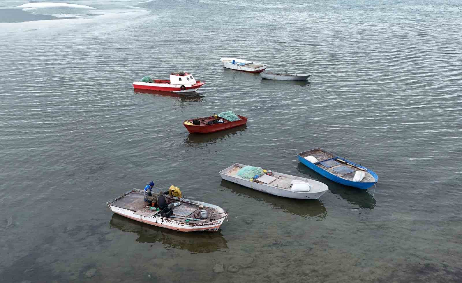 Buzların &ccedil;&ouml;z&uuml;lmeye başladığı Nazik G&ouml;l&uuml;&rsquo;nde balık&ccedil;ı tekneleri yeniden suya indi
