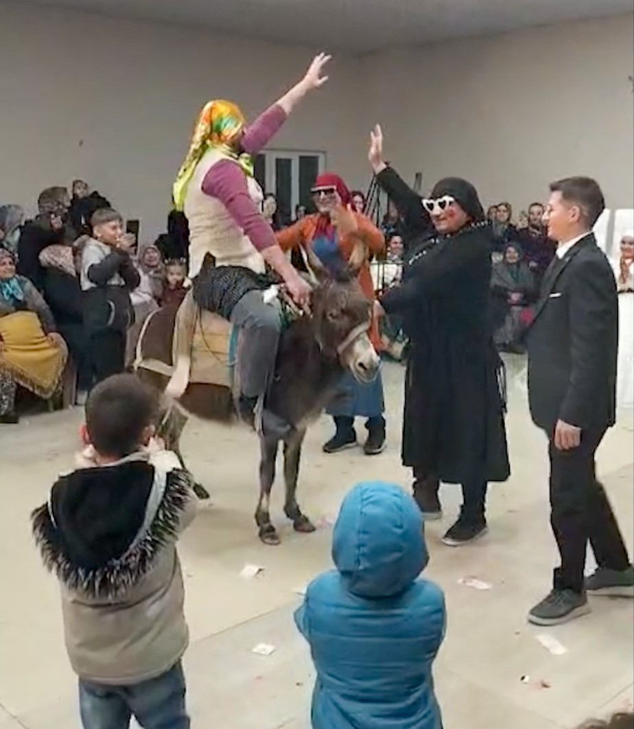 G&ouml;rdes&rsquo;te ilgin&ccedil; &lsquo;damat eğlencesi&rsquo;
