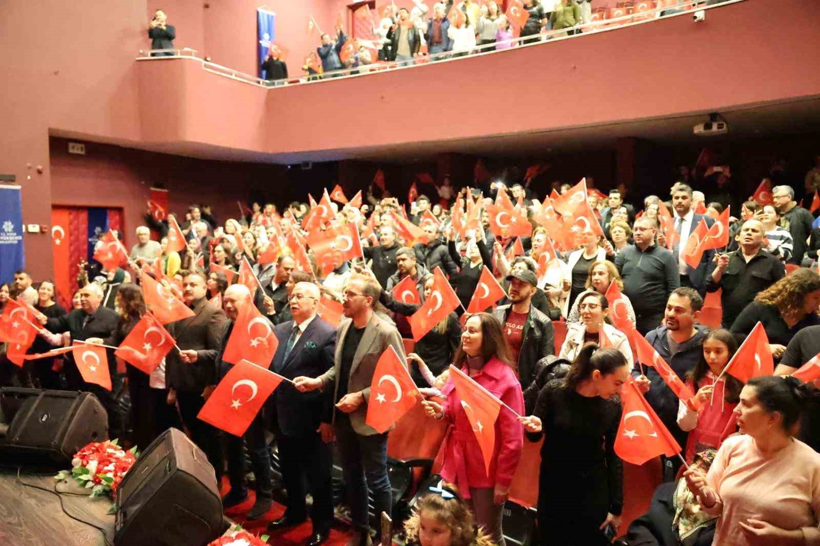 Başkan &Ccedil;er&ccedil;ioğlu vatandaşları şehitlere saygı konseri ile buluşturdu
