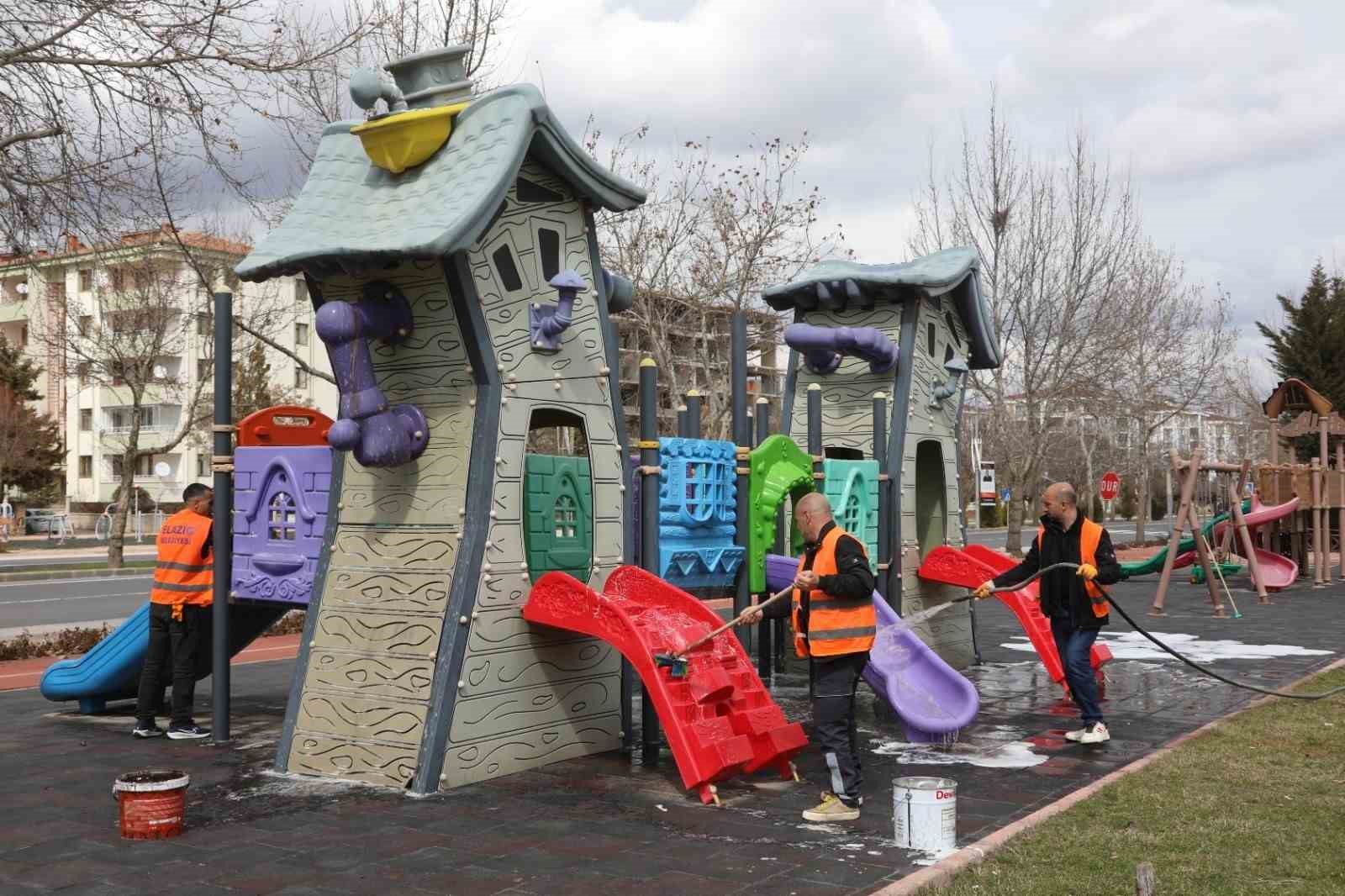 Elazığ’da çocuk oyun alanları temizlendi