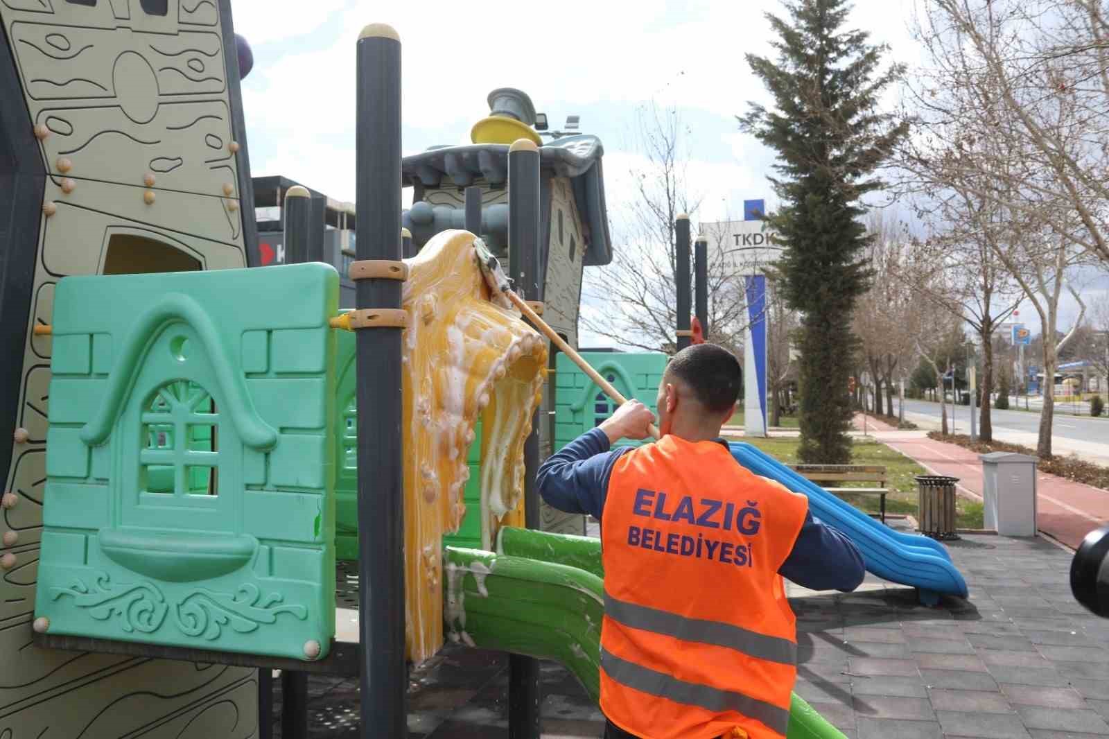 Elazığ&rsquo;da &ccedil;ocuk oyun alanları temizlendi
